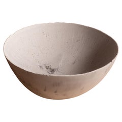 Bol gris en béton moulé à la main par UME Studio