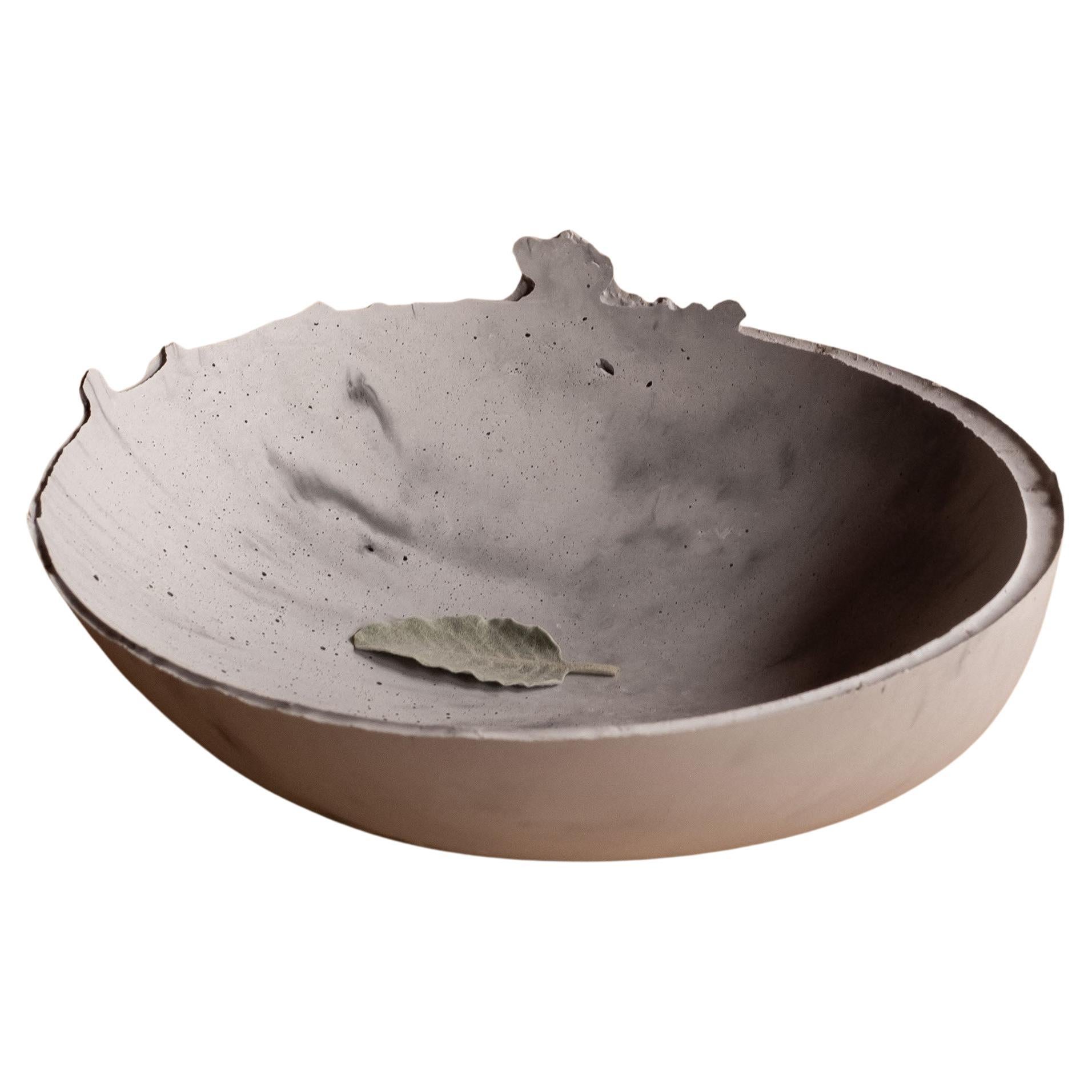 Bol gris en béton moulé à la main par UME Studio en vente