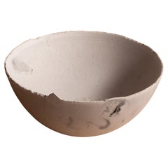 Bol gris en béton moulé à la main par UME Studio