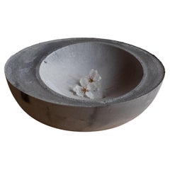 Bol gris en béton moulé à la main par UME Studio