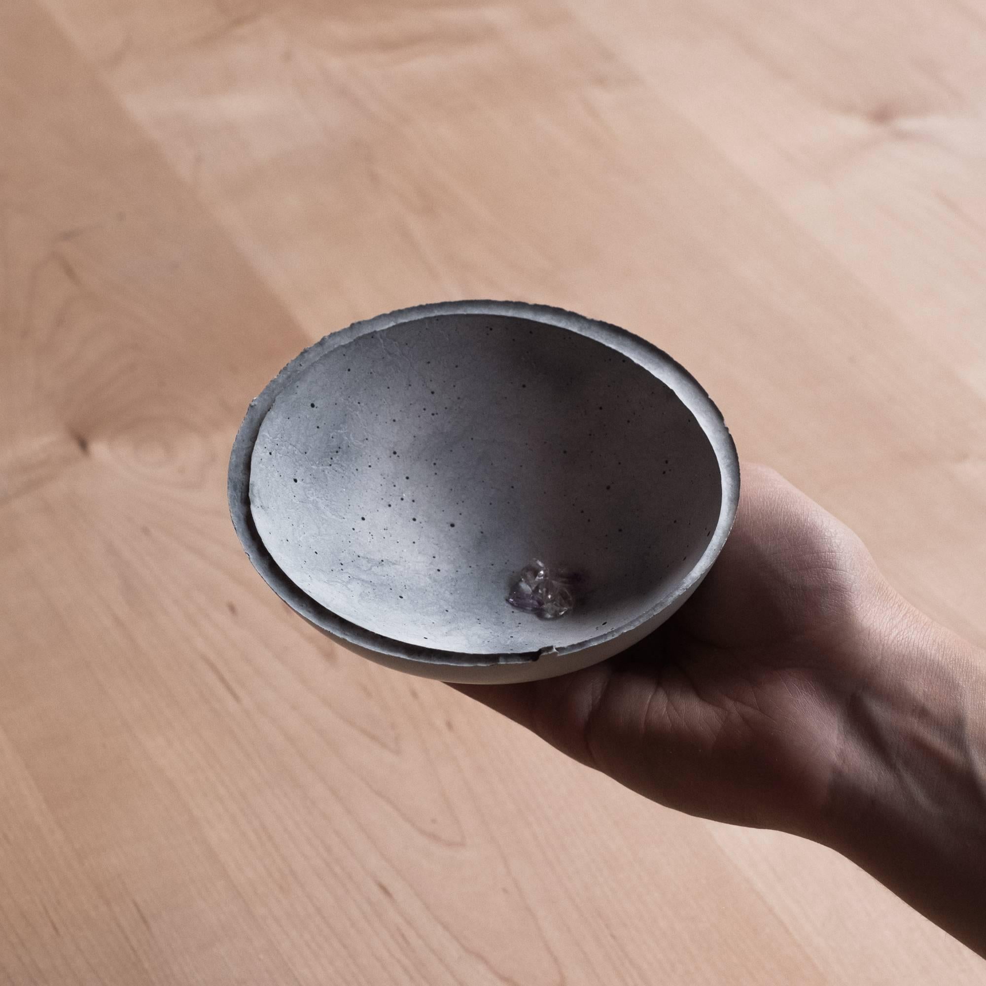 Bol en béton moulé fait à la main en gris par UMÉ Studio, ensemble de trois petits en vente 6