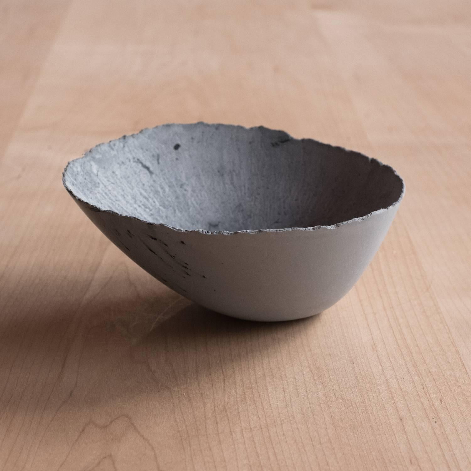 Moulage Bol en béton moulé fait à la main en gris par UMÉ Studio, ensemble de trois petits en vente