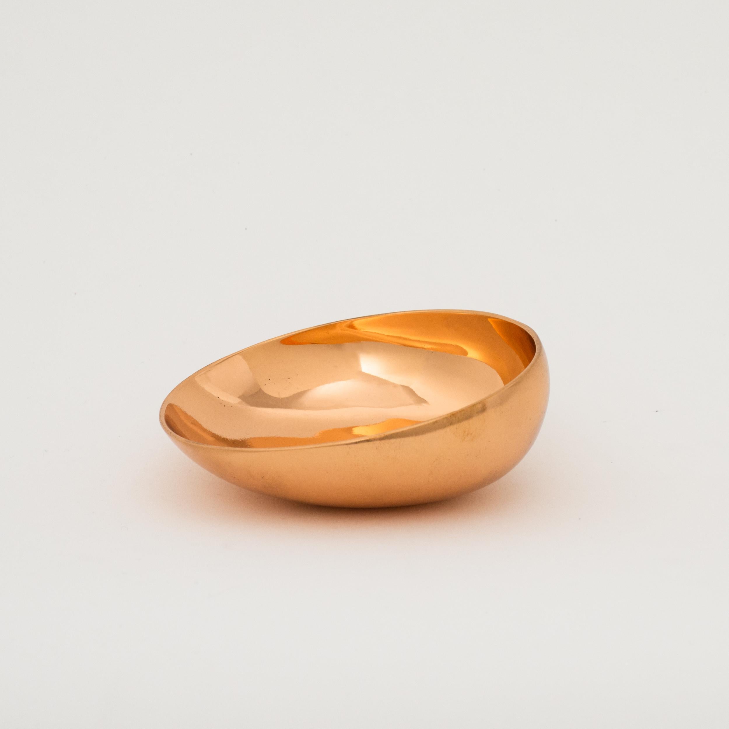 Charming and elegant bronze Indian decorative bowl, vide-poche.

The piece is entirely handcrafted with great skills and talent. Cast using very traditional techniques, the bowl is polished revealing the lustrous finish of this noble