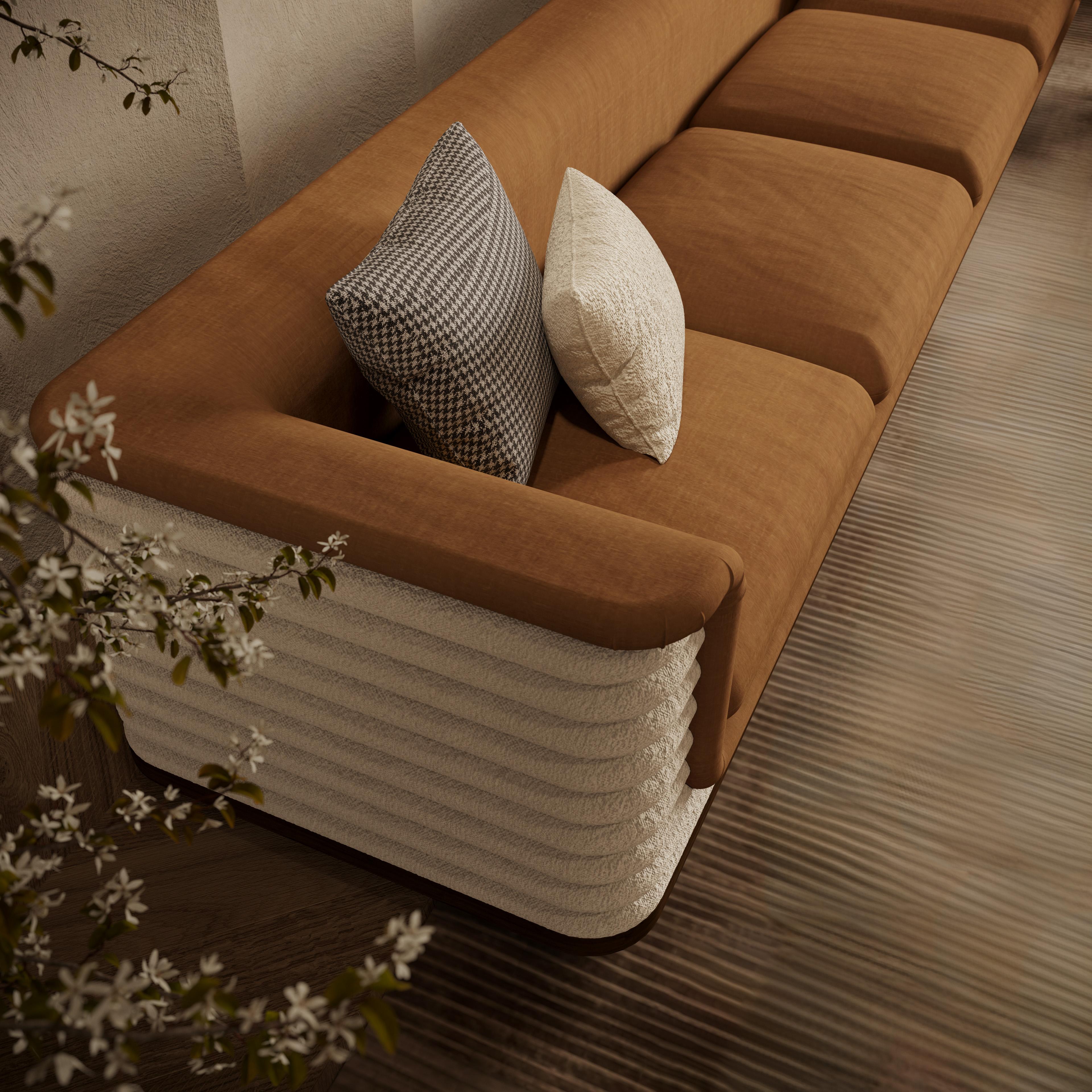 Port de Nolita Céline  Ce canapé au design élégant allie la douceur du tissu bouclé à la texture luxuriante du velours, créant ainsi une option sophistiquée et accueillante pour toute la maison. Le canapé Céline présente un design nervuré unique sur