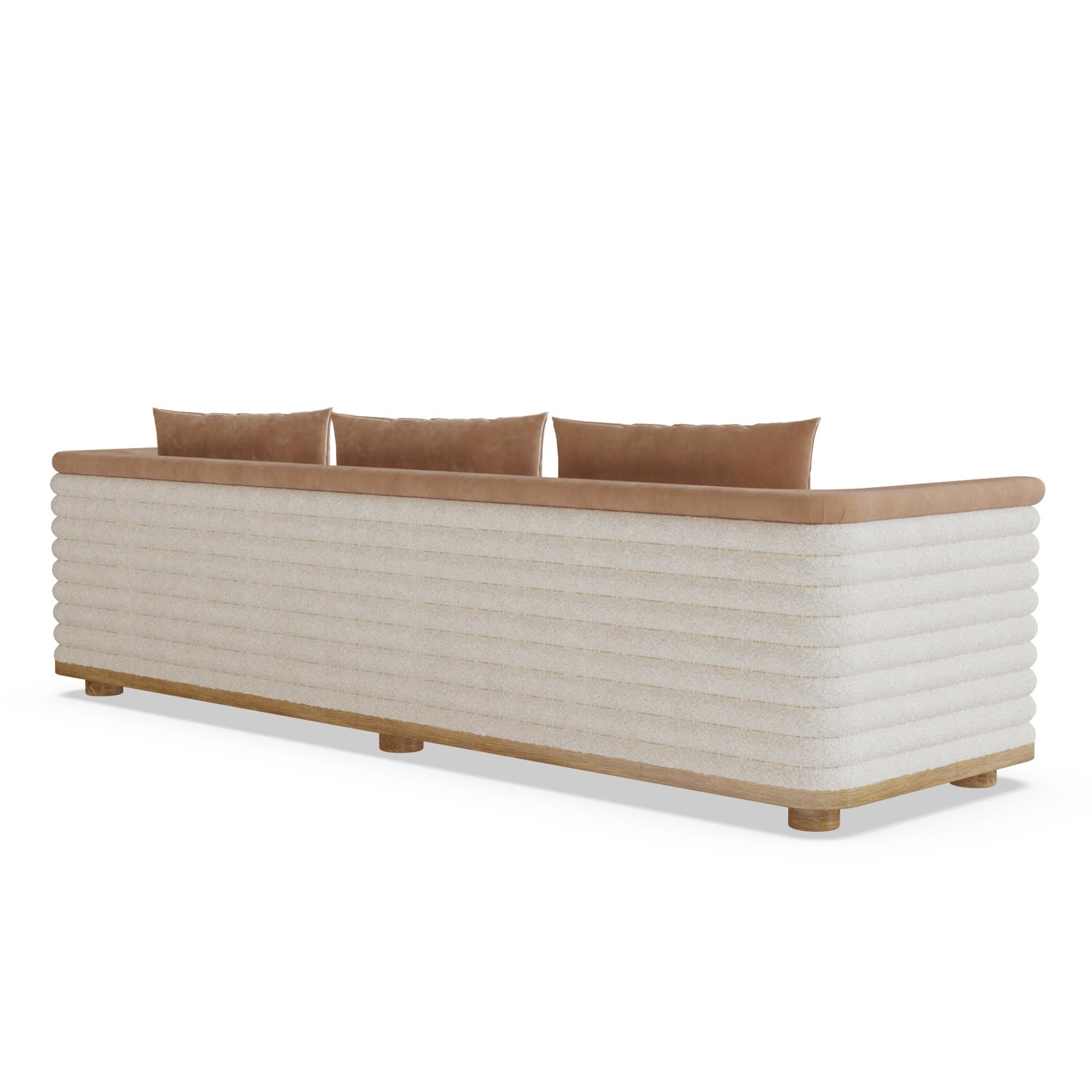 Handgefertigtes Céline Sofa mit Samtpolsterung und Eichengestell by Nolita Harbour (21. Jahrhundert und zeitgenössisch) im Angebot