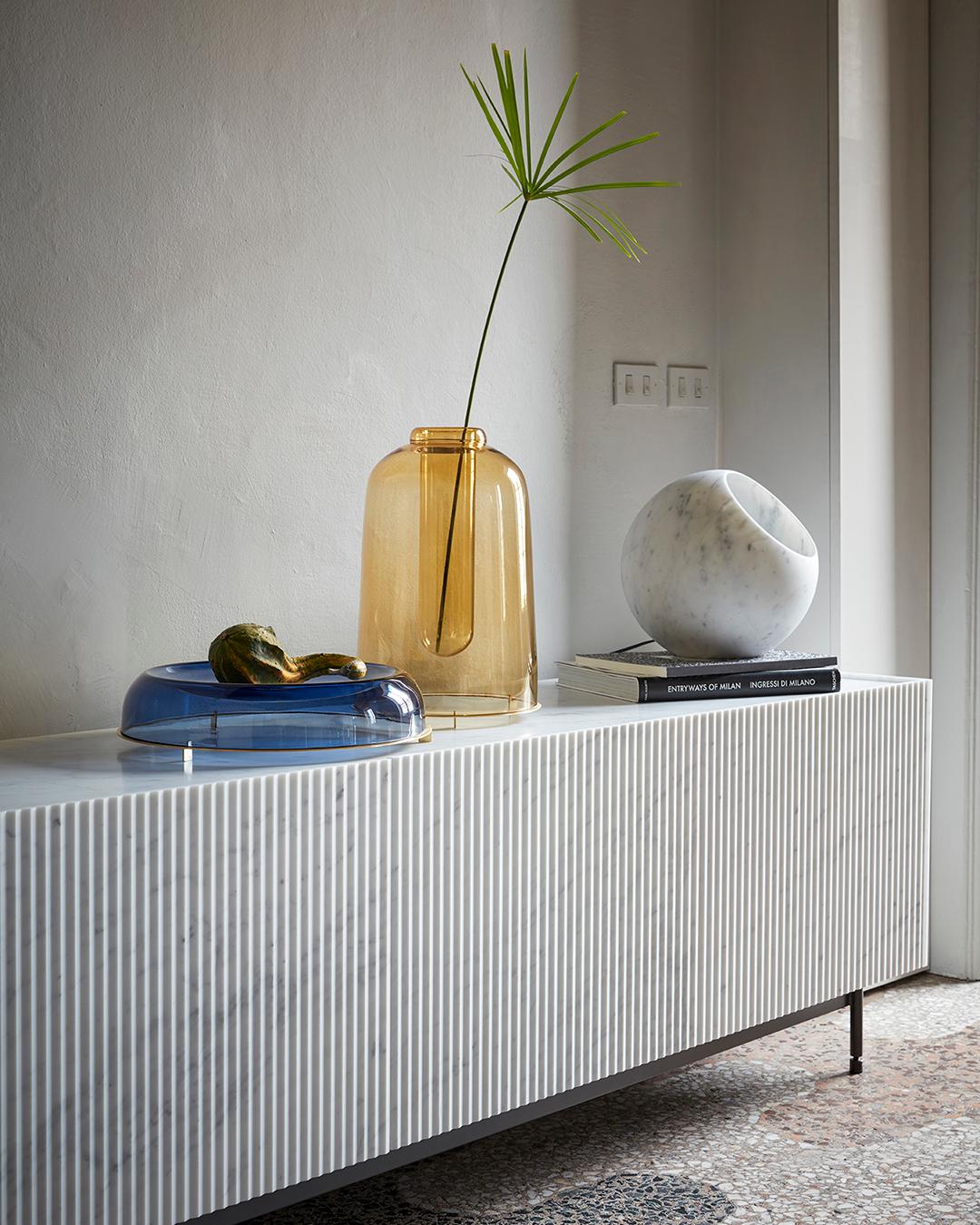 XXIe siècle et contemporain Centre de table fait à la main The Flat de Neri & Hu en verre soufflé bleu et base en laiton en vente