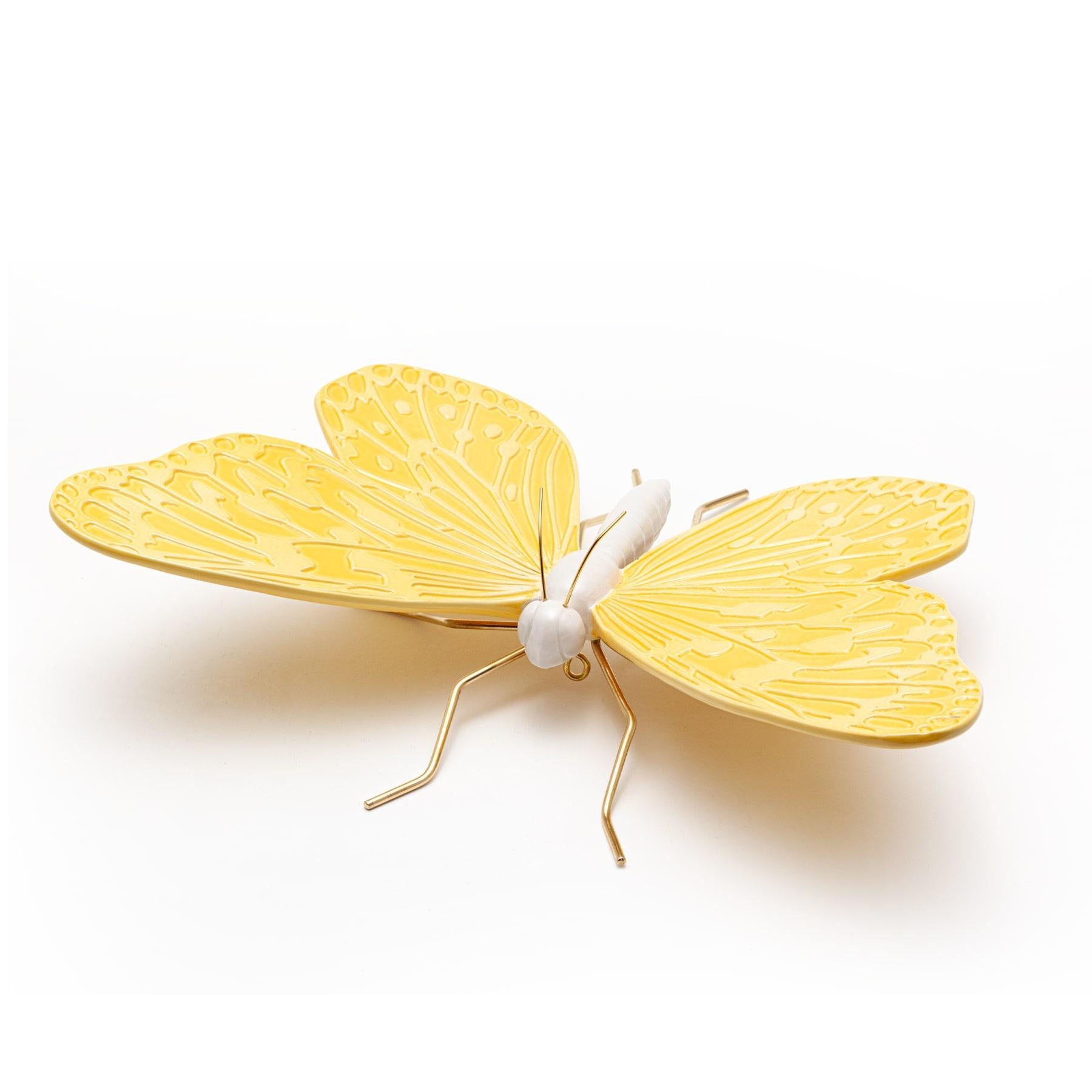 Estos accesorios decorativos hechos a mano combinan las técnicas tradicionales portuguesas de cerámica y esmaltado con un enfoque moderno de formas y colores, ya que aportan tanta luminosidad y alegría a cualquier espacio. Pueden utilizarse como