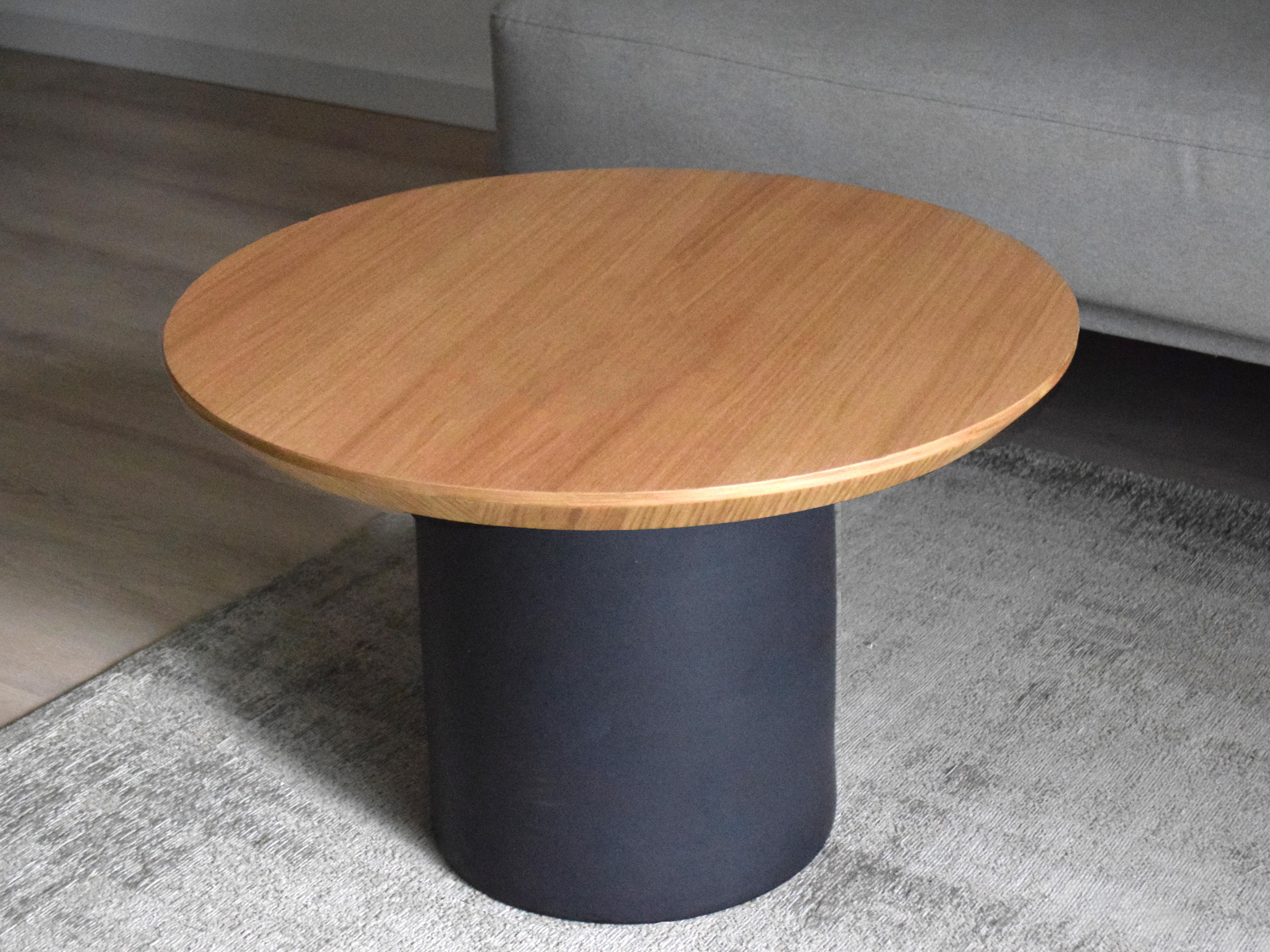 Nos tables en céramique sont conçues et fabriquées à la main en interne. Chaque table est fabriquée individuellement et émaillée à la main, un processus qui célèbre l'essence de l'artisanat.

Cette approche pratique garantit que chaque table devient