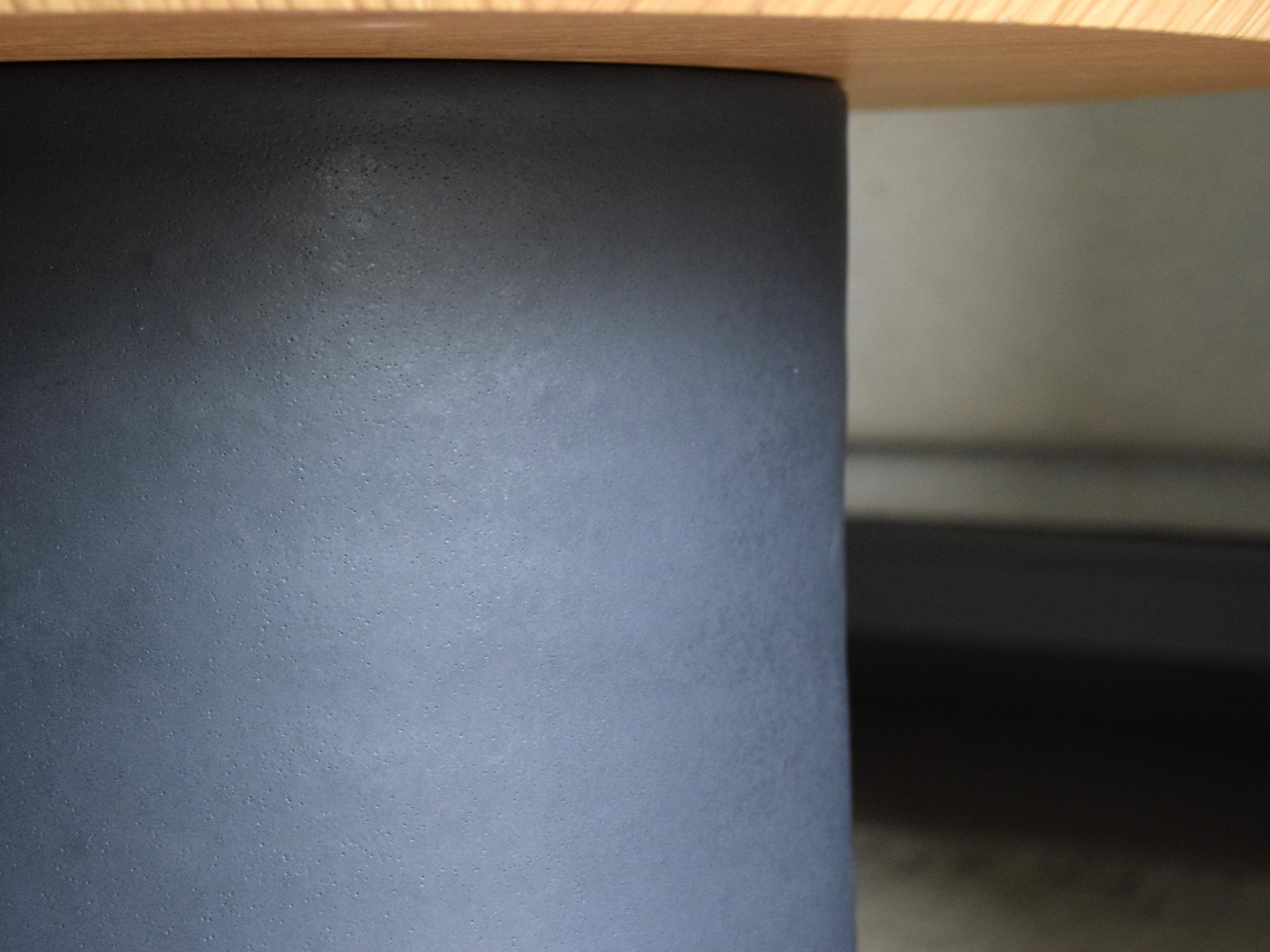 Vernissé Table basse en céramique faite à la main avec plateau en Oak en vente
