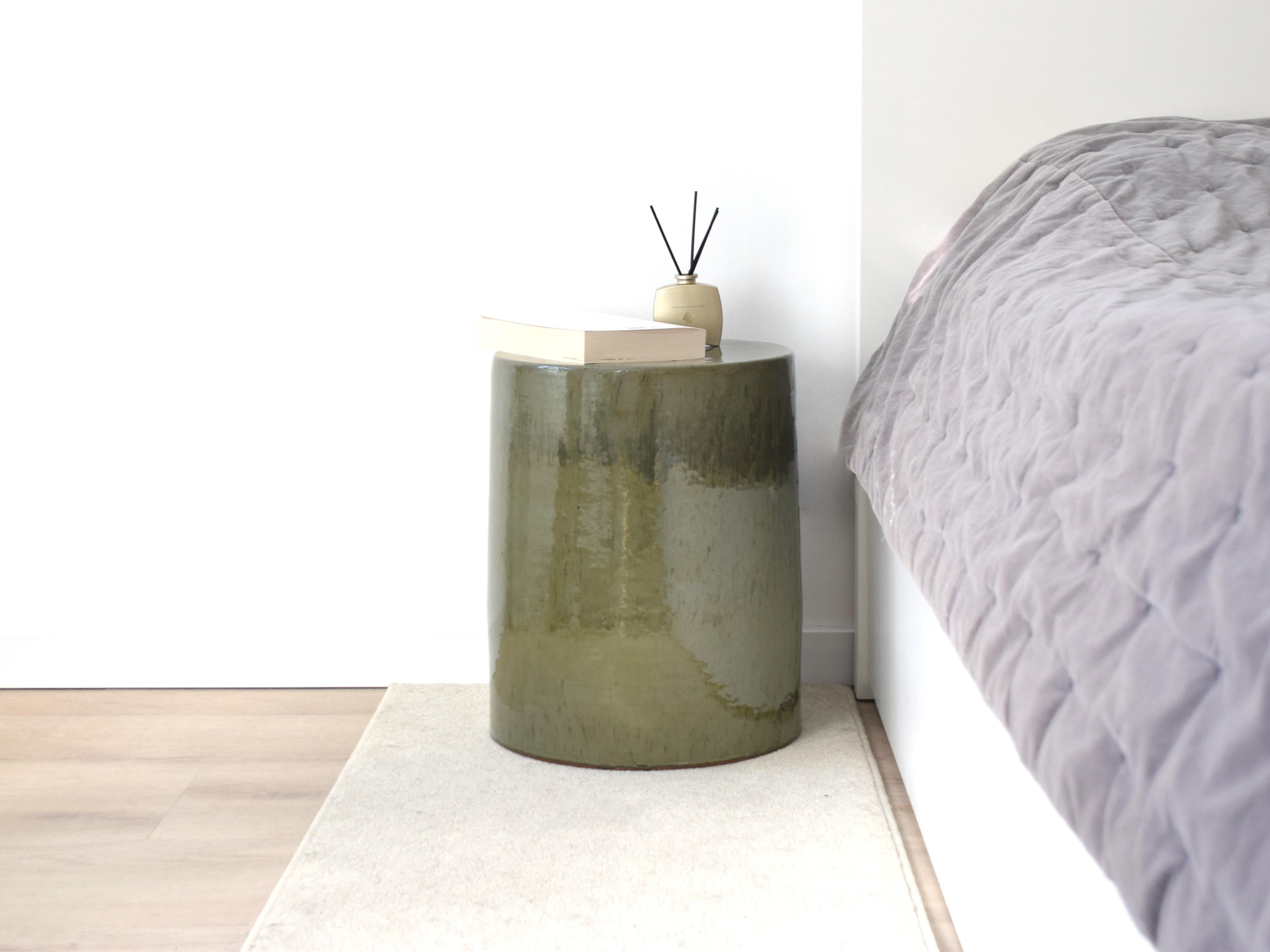 Nuestras mesas de cerámica están diseñadas y fabricadas a mano en nuestras instalaciones. Cada mesa se elabora individualmente y se esmalta a mano, un proceso que celebra la esencia de la artesanía.

Cada pieza es única, con sutiles variaciones de