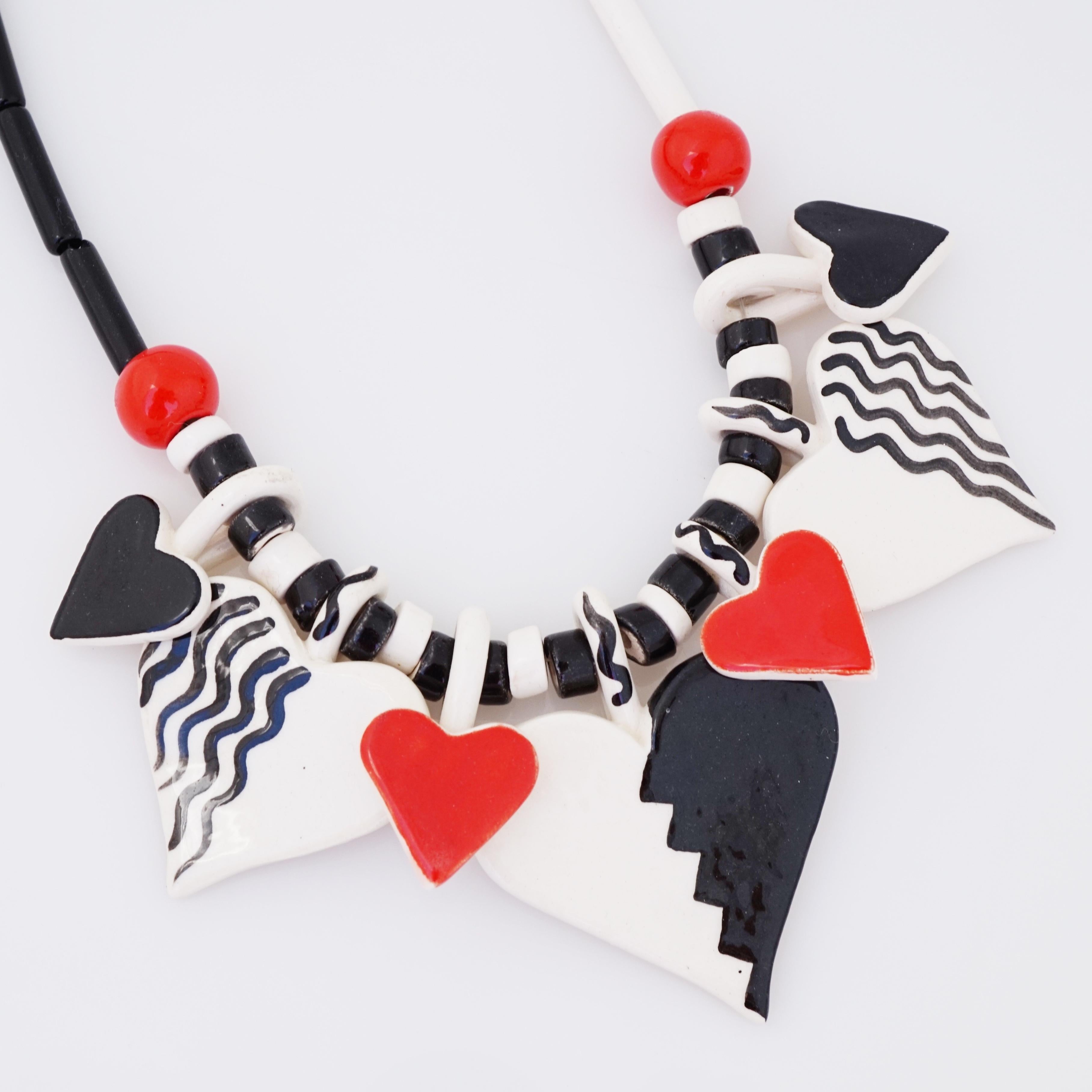 Moderne Collier de cœurs noirs et blancs en céramique perlée fait à la main par Ruby Z, années 1980 en vente