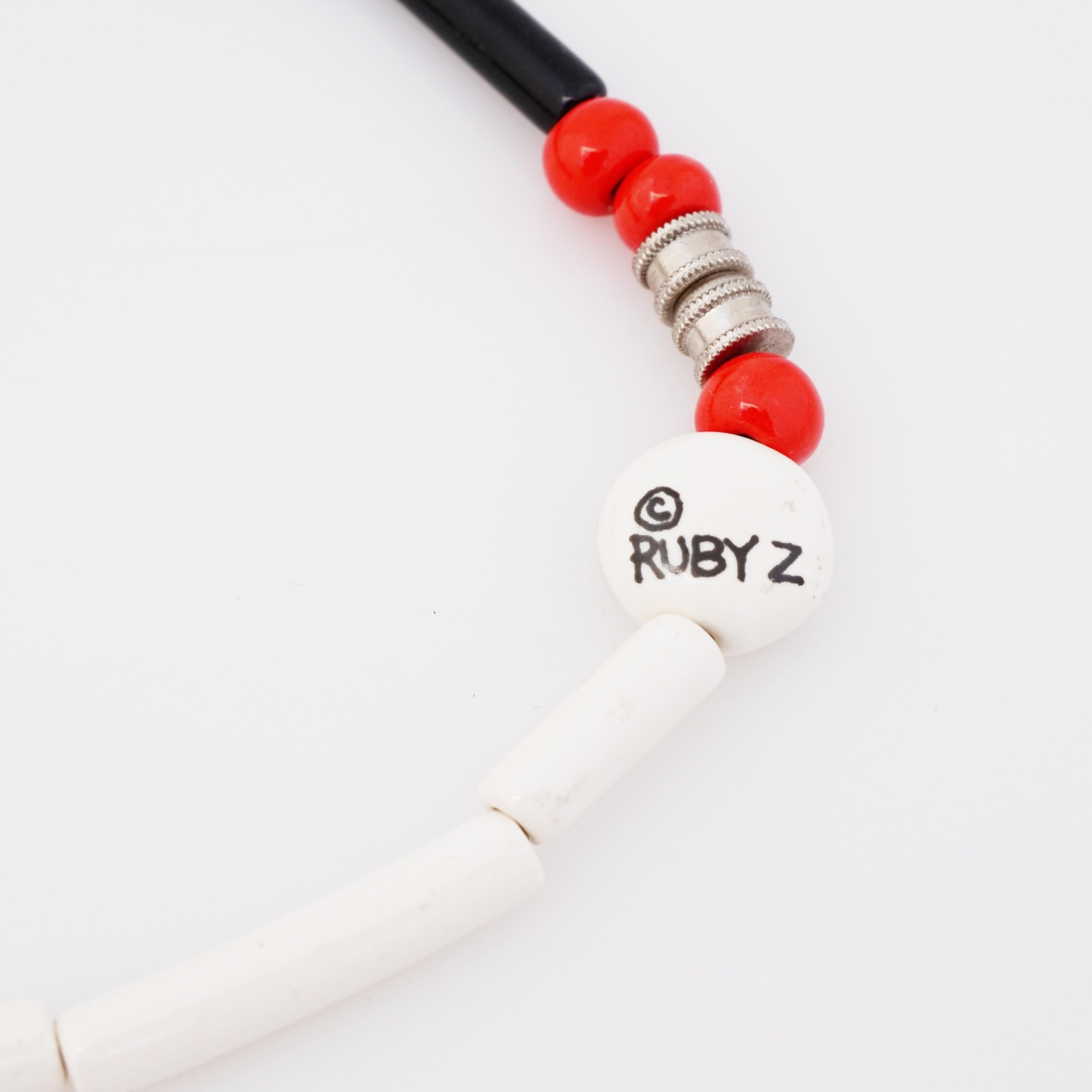 Collier de cœurs noirs et blancs en céramique perlée fait à la main par Ruby Z, années 1980 Bon état - En vente à McKinney, TX