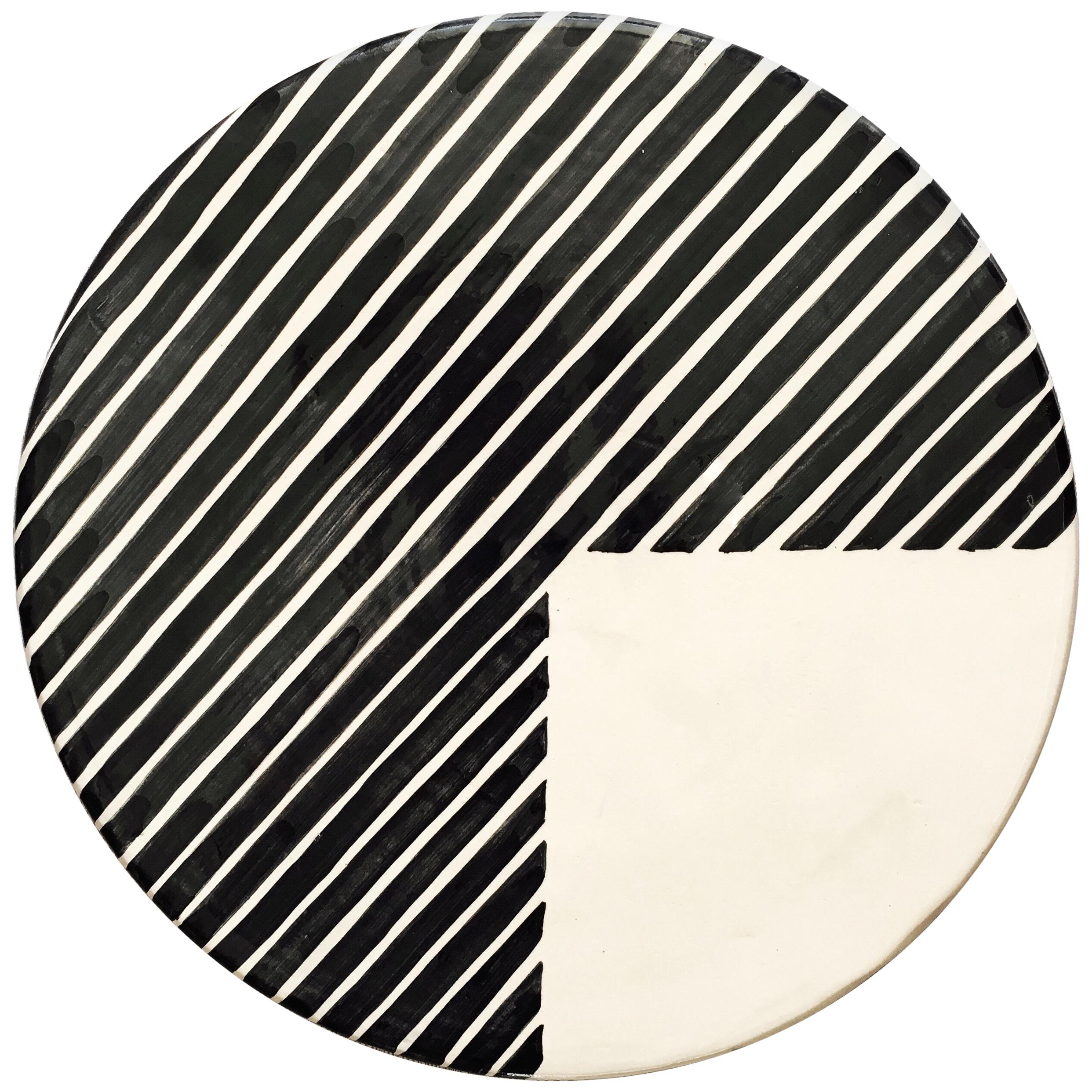 Handgefertigte Servierplatte aus schwarzer und weißer Keramik mit 3/4-Streifen-Muster, auf Lager