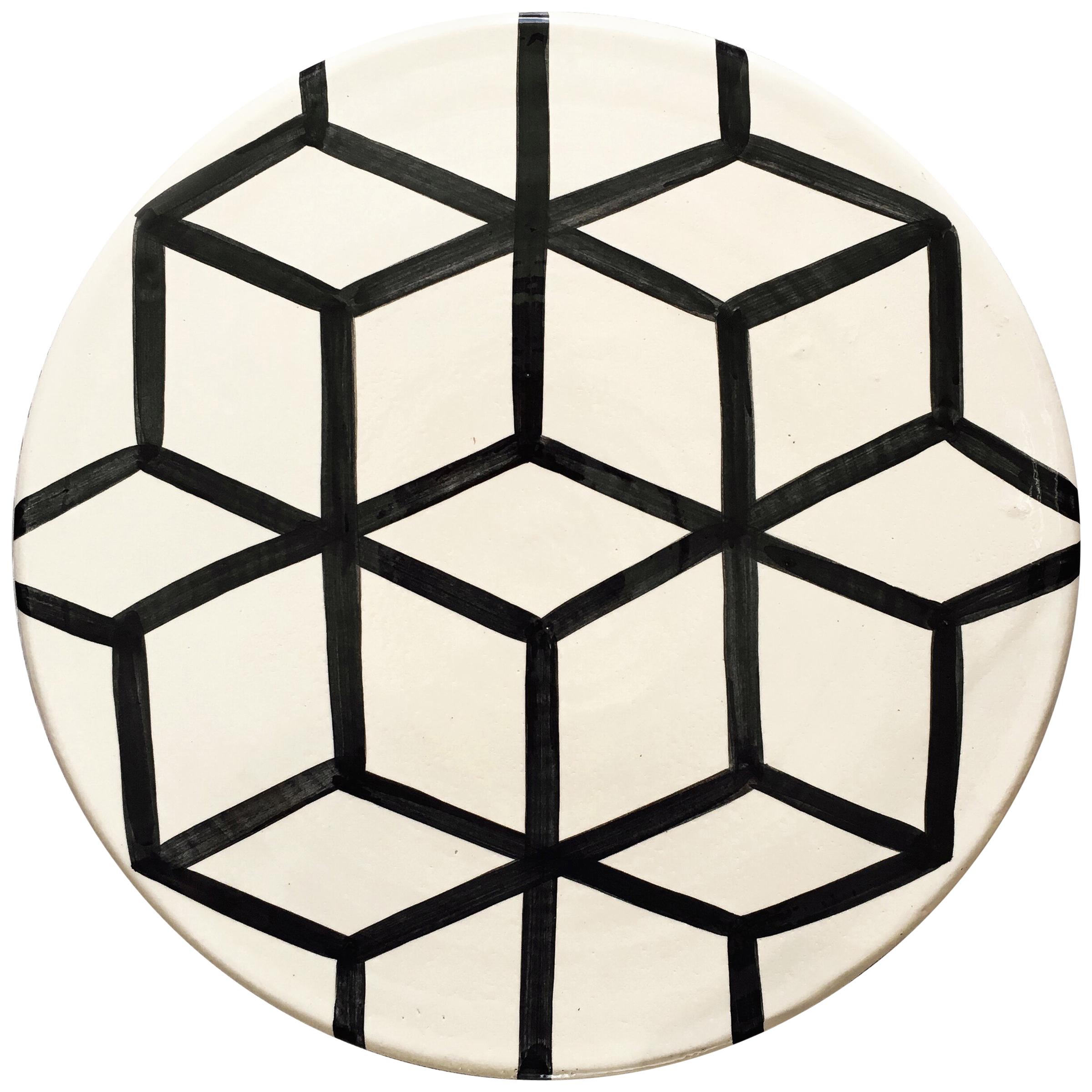 Bandeja de cerámica hecha a mano con motivos cúbicos en blanco y negro, en stock en venta