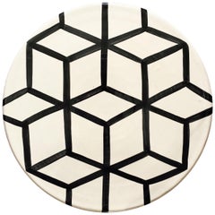 Bandeja de cerámica hecha a mano con motivos cúbicos en blanco y negro, en stock