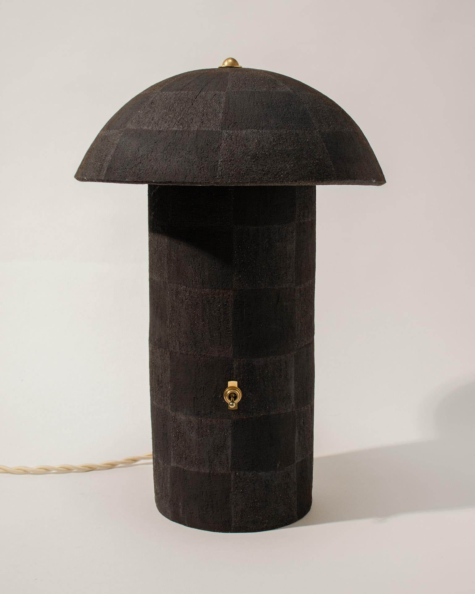 a lampe champignon est fabriquée et peinte à la main par Ethan Streicher, le fondateur et designer de la marque Streicher Goods, à Brooklyn, dans l'État de New York. La silhouette de la lampe est simple et contemporaine, avec une haute base