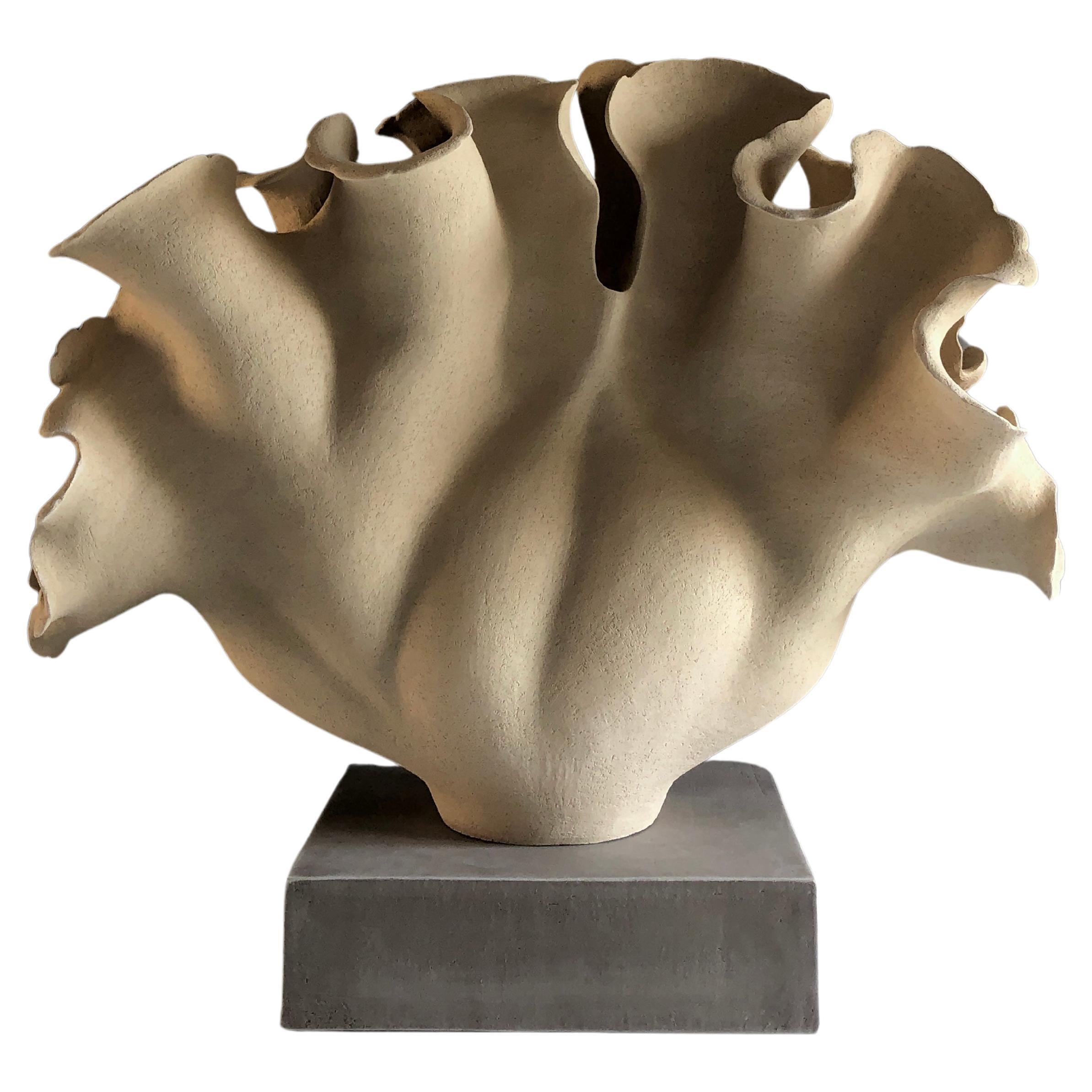 Sculpture botanique en céramique faite à la main