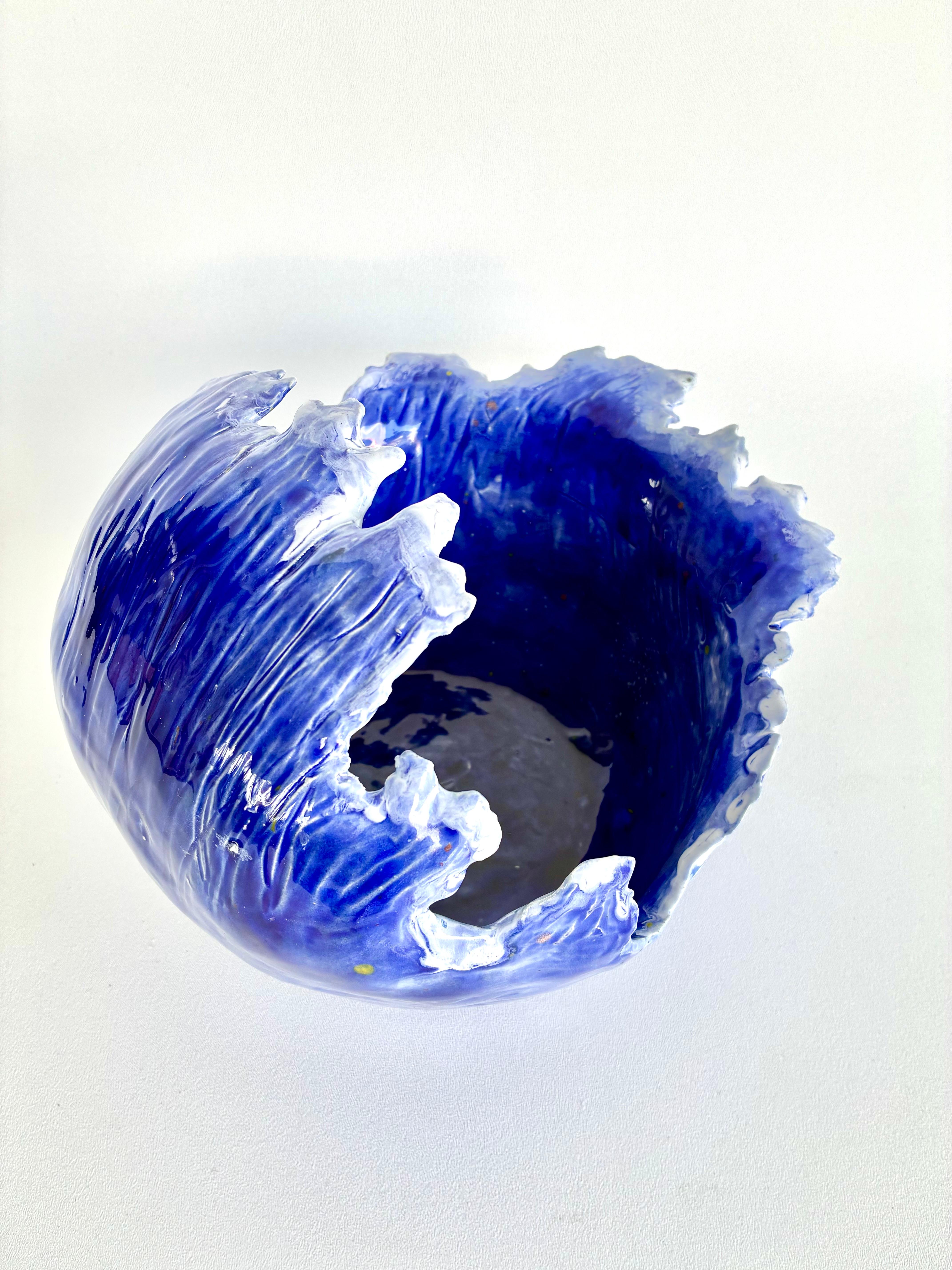 Organico moderno Ciotola in ceramica fatta a mano a forma di onda in vendita