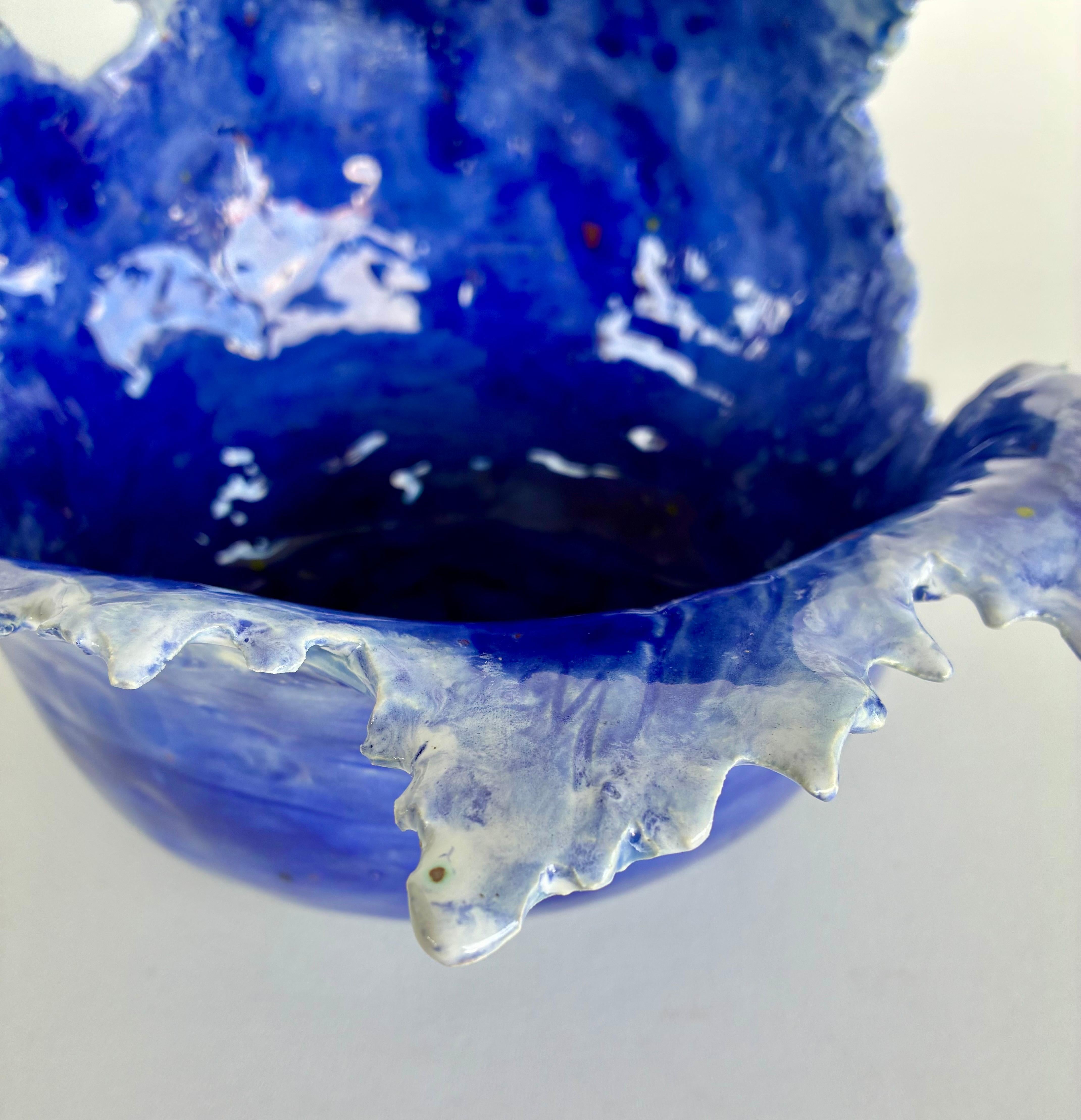 XXI secolo e contemporaneo Ciotola in ceramica fatta a mano a forma di onda in vendita