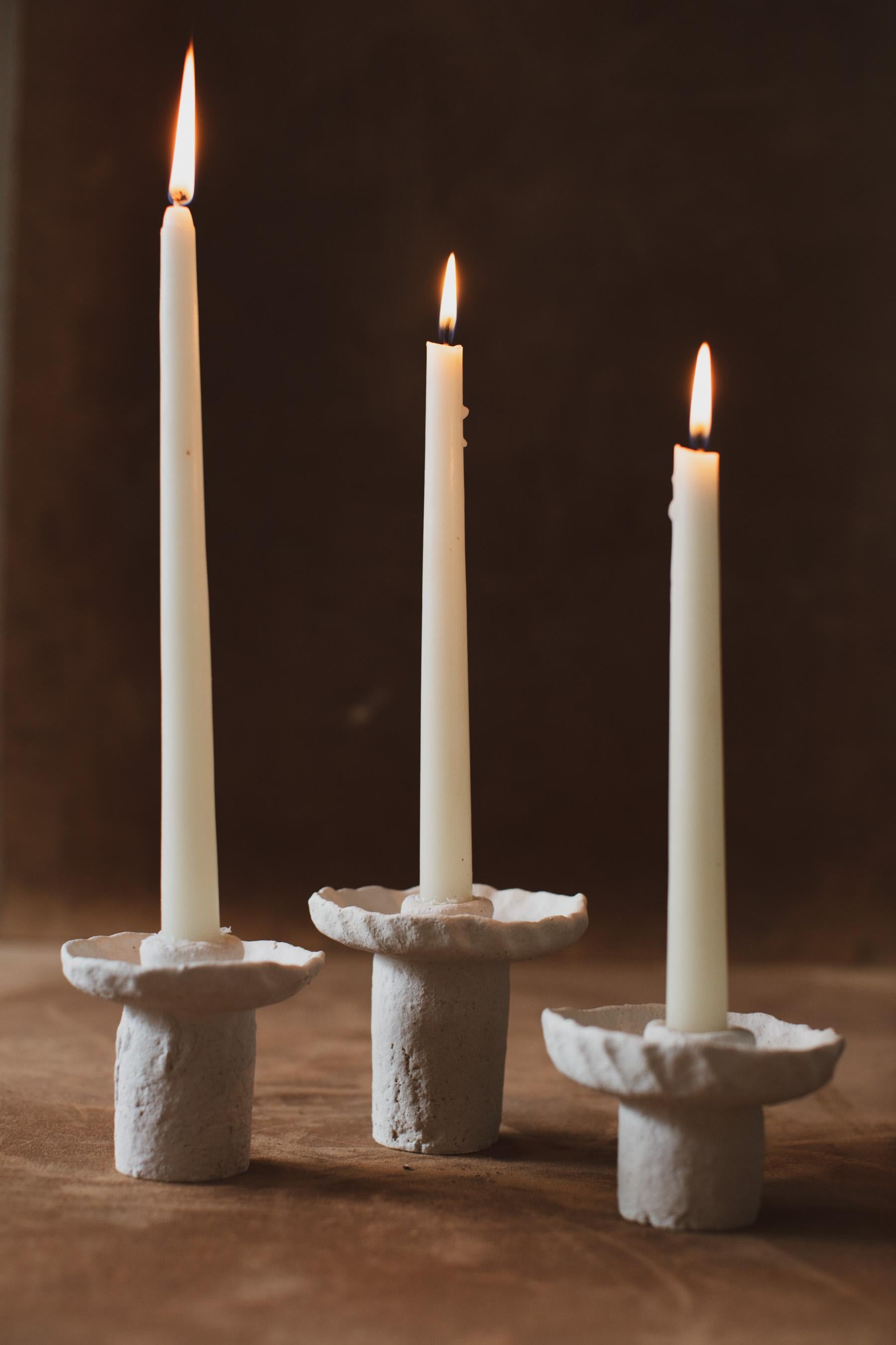 Diese Keramik-Kerzenhalter wurden von Ilona Golovina von Mugly.NYC in Brooklyn, NY, entworfen und handgefertigt. Sie verwendet eine Spulenbautechnik, um diese einzigartigen Stücke herzustellen. Jedes Stück ist ein Unikat, die Größen variieren.
Über