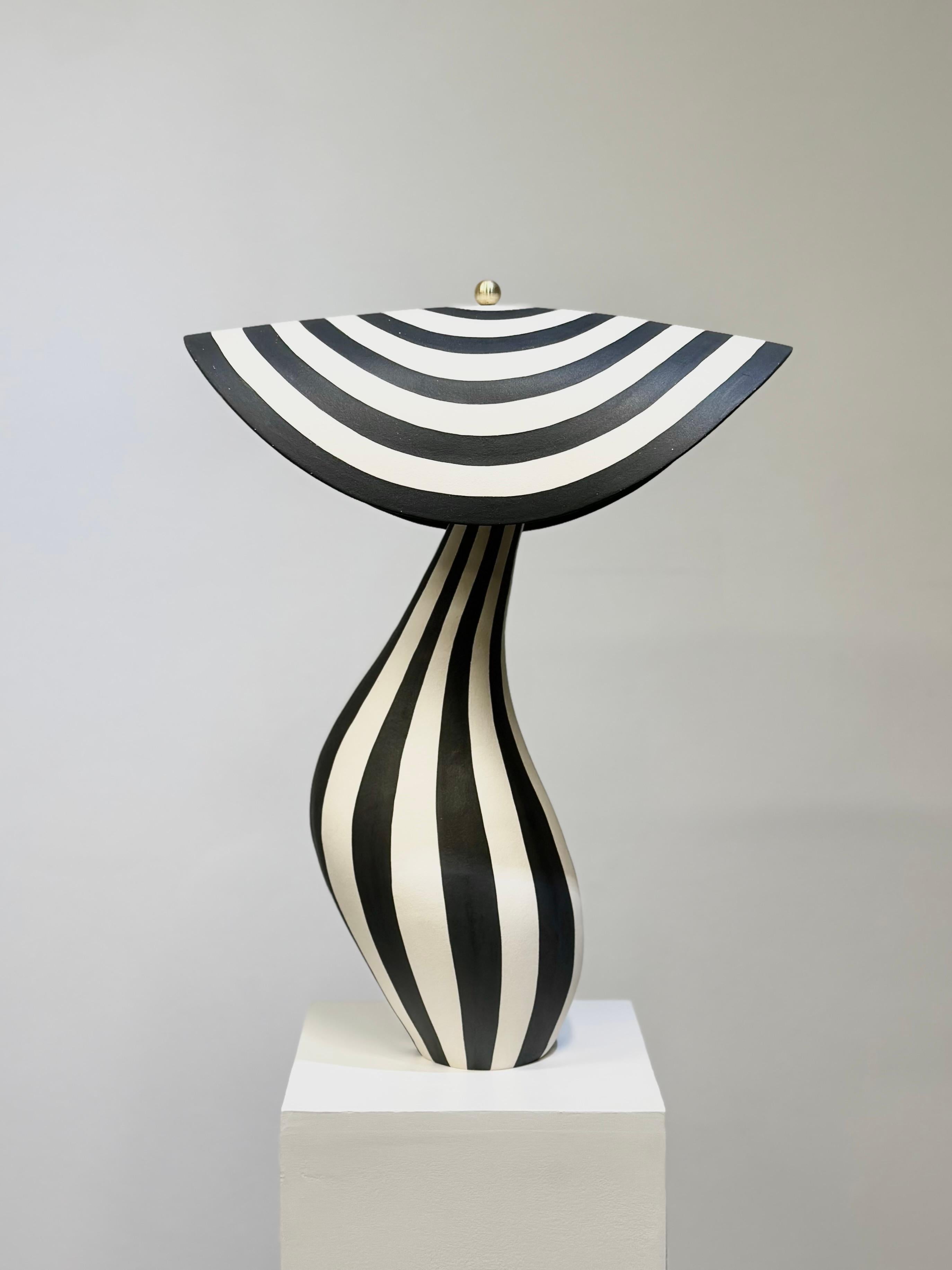 Lámpara de escritorio hecha a mano por la ceramista noruega Johanne Birkeland, alias Jossolini. 

Esta pieza única consta de dos partes: una base de lámpara de cerámica y una pantalla de lámpara de cerámica. Ambos ar construidos y decorados a