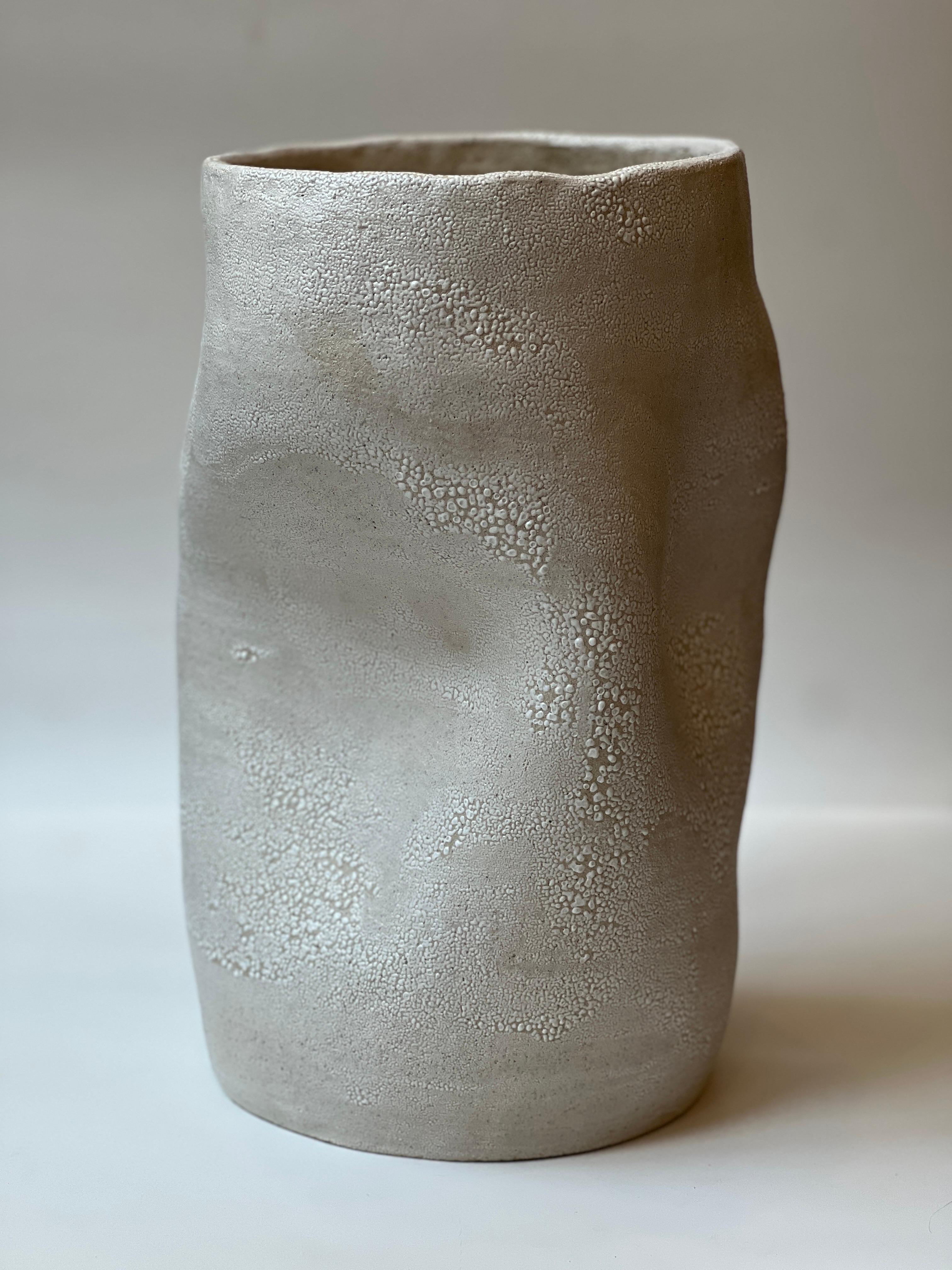 Un jarrón único hecho a mano con forma irregular y superficie de esmalte rastrero. Su piel texturizada y su forma orgánica evocan la belleza bruta de la tierra en transformación, haciéndola a la vez escultórica y poética.

Interior acristalado. 