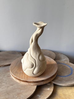 Handgefertigte Keramikvase in Blumenform von Maku Ceramic