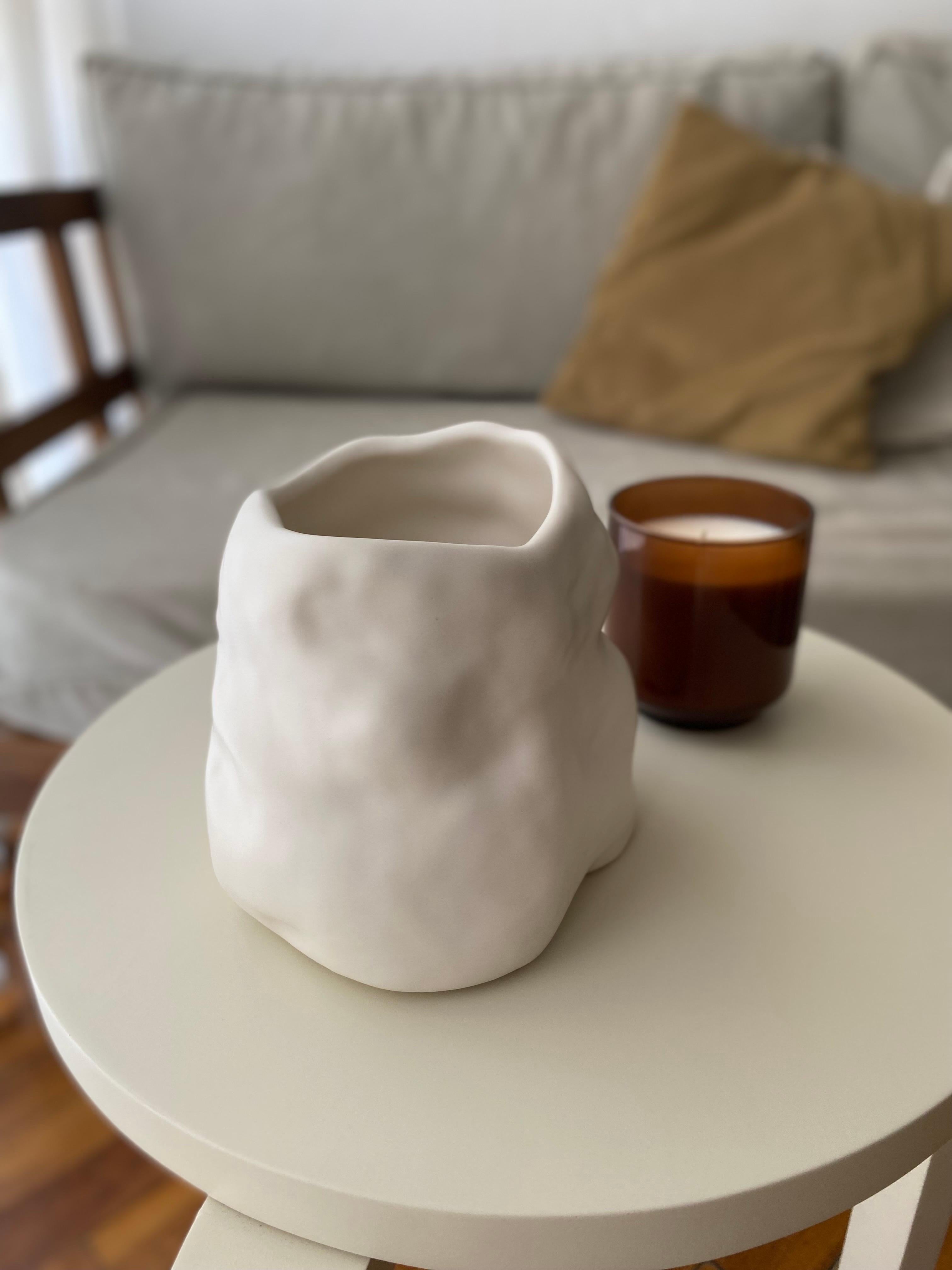 Diese schöne Blumenvase aus Keramik ist der perfekte Akzent, um jedem Raum einen Hauch von Stil zu verleihen. Die Vase aus hochwertiger und langlebiger Keramik ist handbemalt und mattiert und hat eine organische Form, die ihre Schönheit