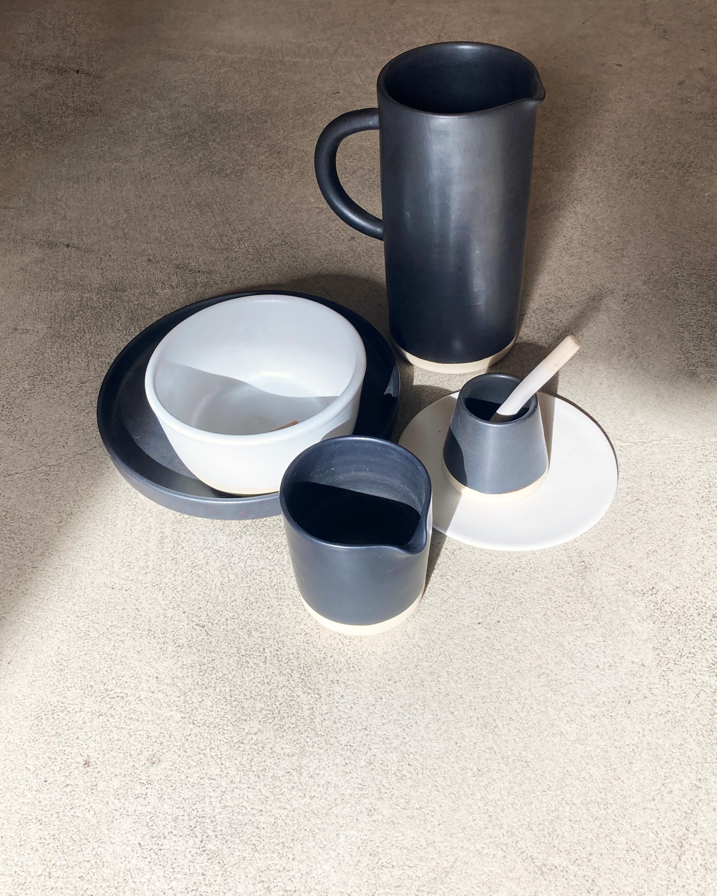 Diese handgefertigten und handbemalten Keramiken aus einem der Mutterländer, Portugal, verleihen Ihrem Tisch einen modernen Touch und sind perfekt zu kombinieren. Diese Tasse ist in schwarz oder weiß erhältlich.

Größe: 3 