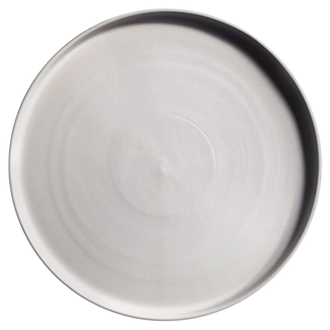 Handgefertigte matte Keramikplatte in Weiß, auf Lager im Angebot