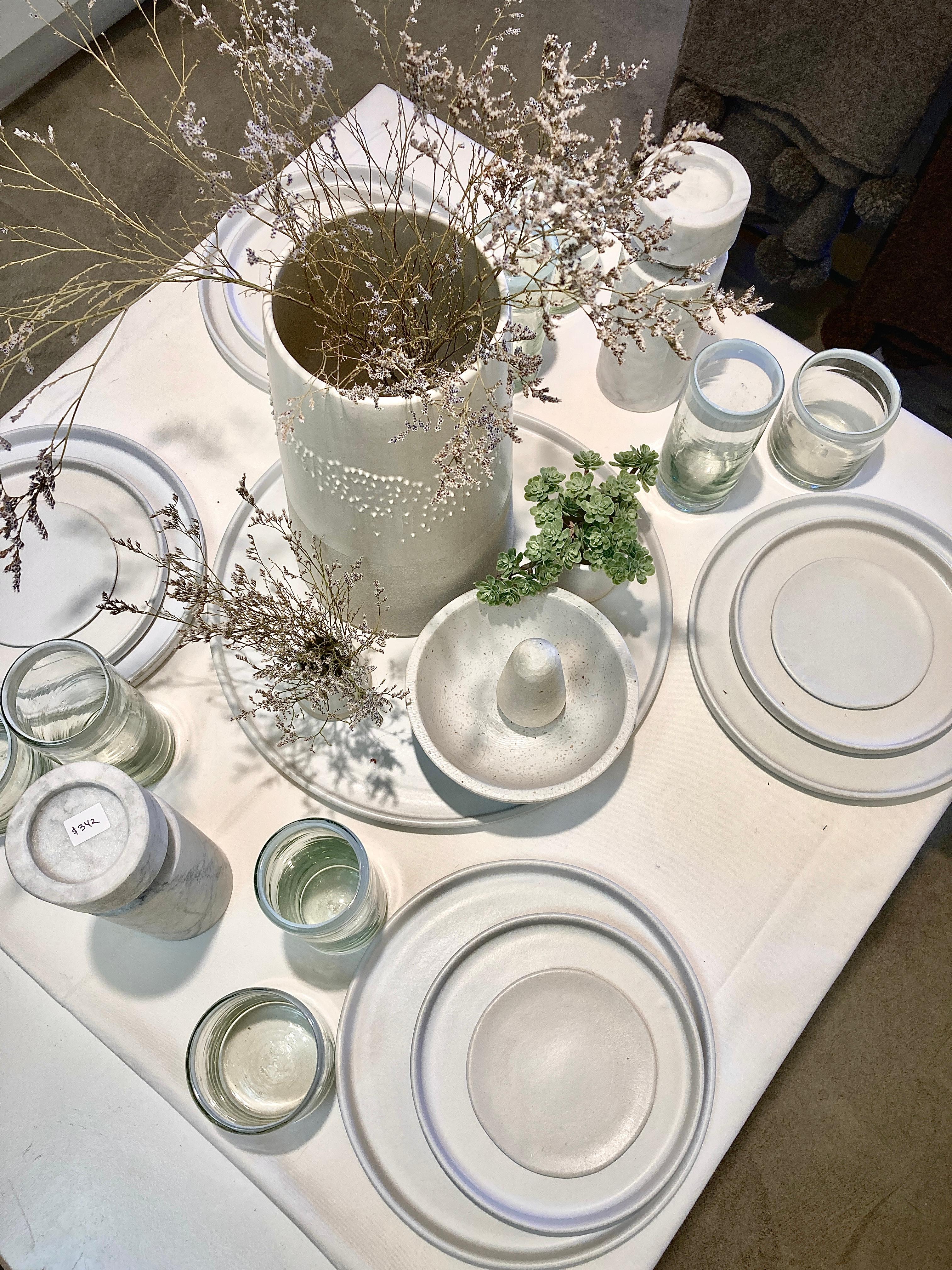Diese handgefertigten und handbemalten Keramiken aus einem der Mutterländer, Portugal, verleihen Ihrem Tisch einen modernen Touch und sind perfekt zu kombinieren. Die matt glasierten Teller sind in Schwarz oder Weiß und in zwei Größen