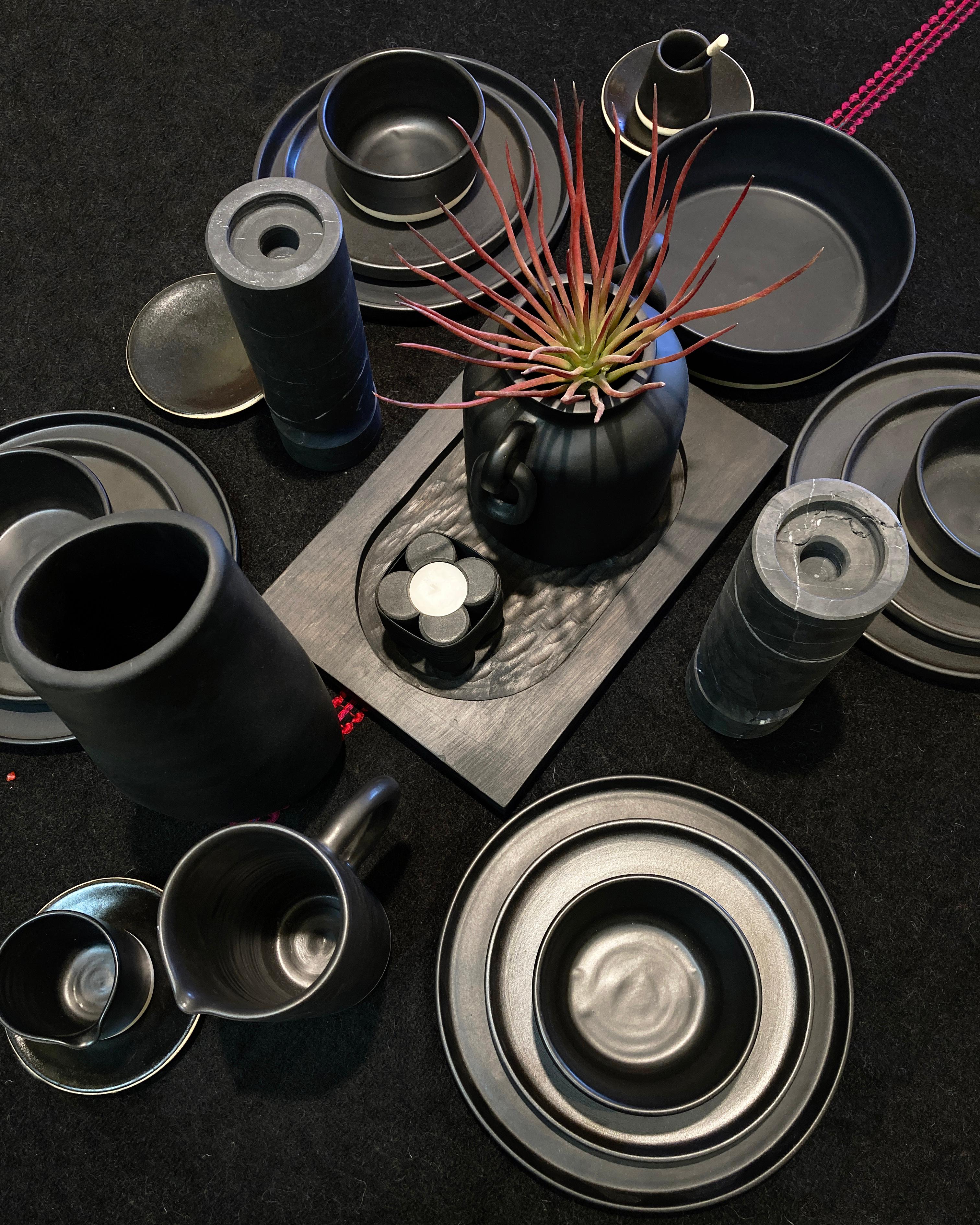 Handgefertigte matte Servierschale aus Keramik in Schwarz, auf Lager (Organische Moderne) im Angebot