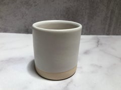 Gobelet en céramique matte fait à la main en blanc:: en stock
