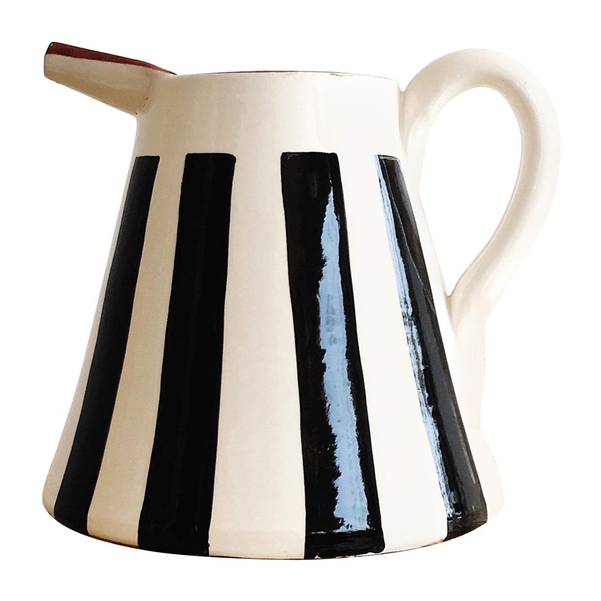 Pichet moyen en céramique fait à la main avec un design graphique noir et blanc, en stock