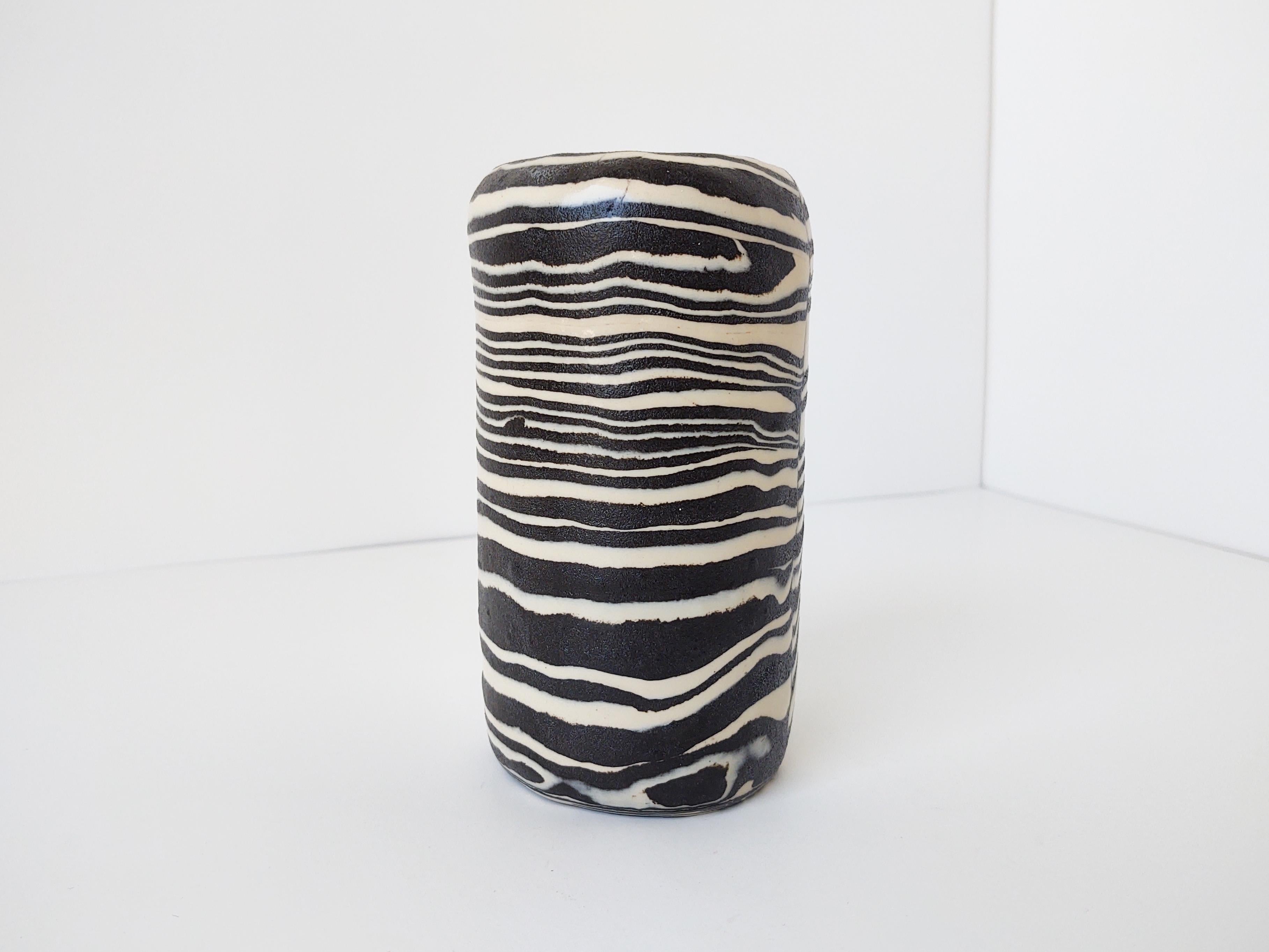 Organique Vase en céramique Nerikomi 'Zebra' rayé noir et blanc fait à la main par Fizzy Ceramics en vente