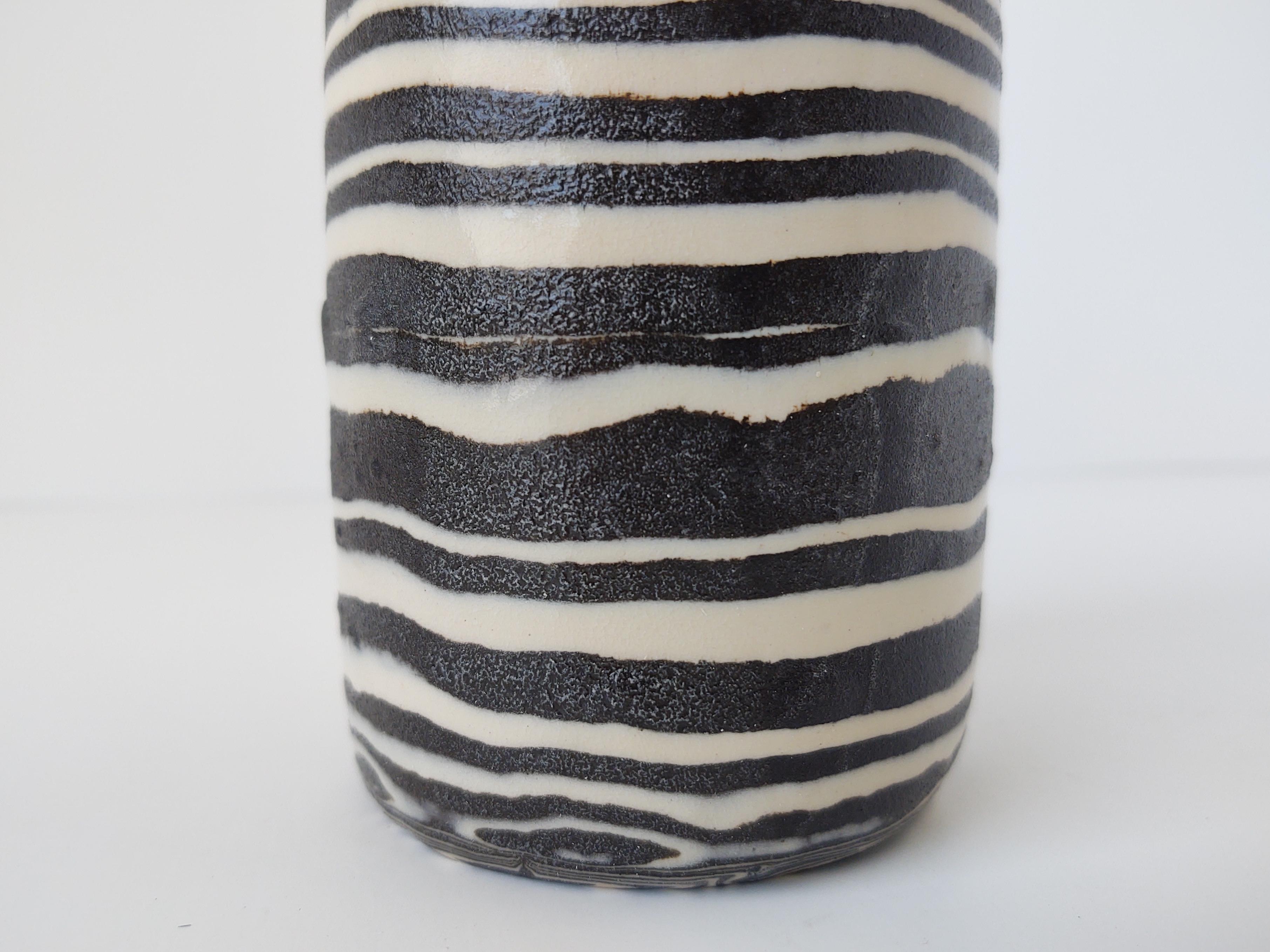 Américain Vase en céramique Nerikomi 'Zebra' rayé noir et blanc fait à la main par Fizzy Ceramics en vente