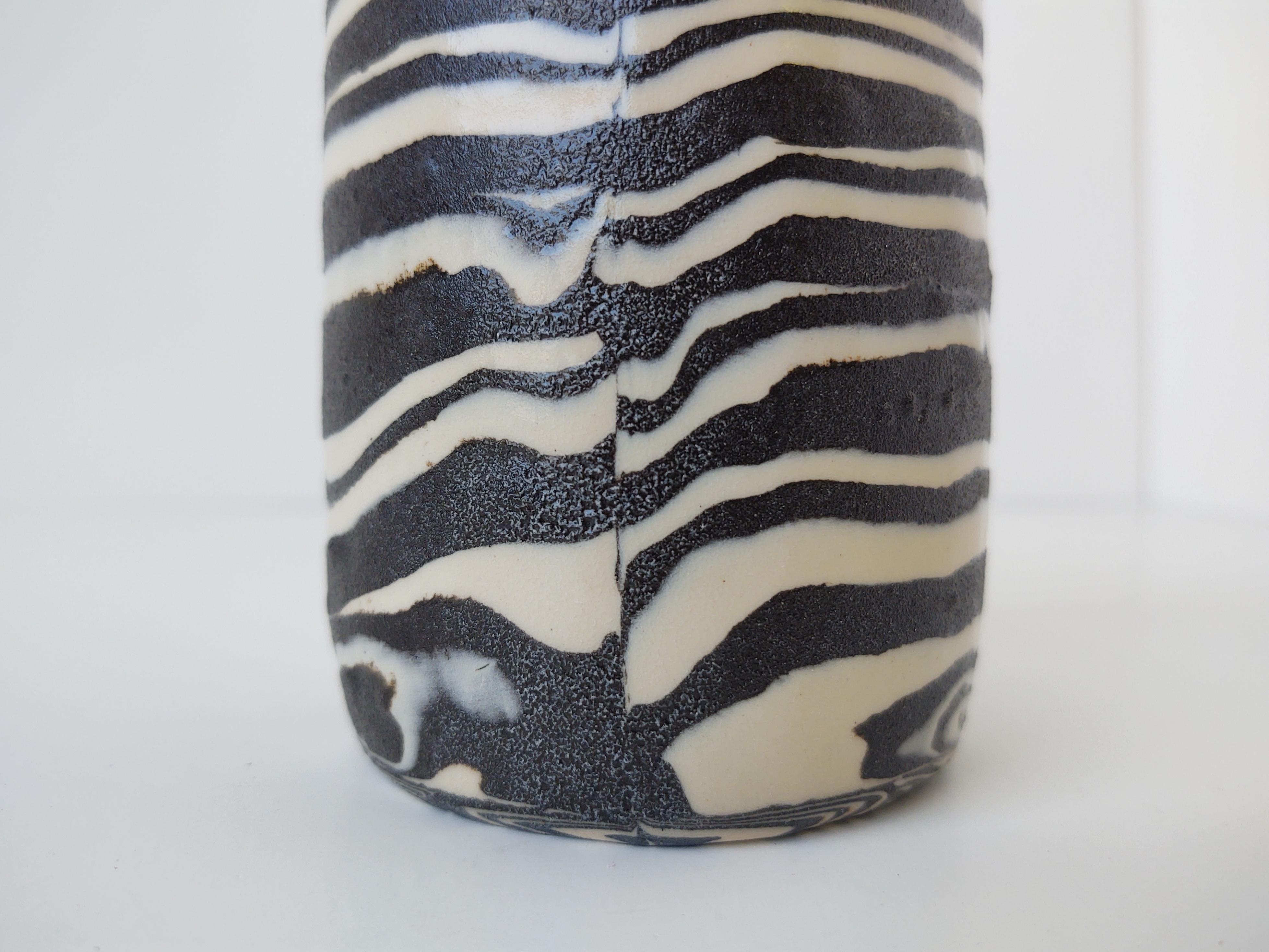 Fait main Vase en céramique Nerikomi 'Zebra' rayé noir et blanc fait à la main par Fizzy Ceramics en vente