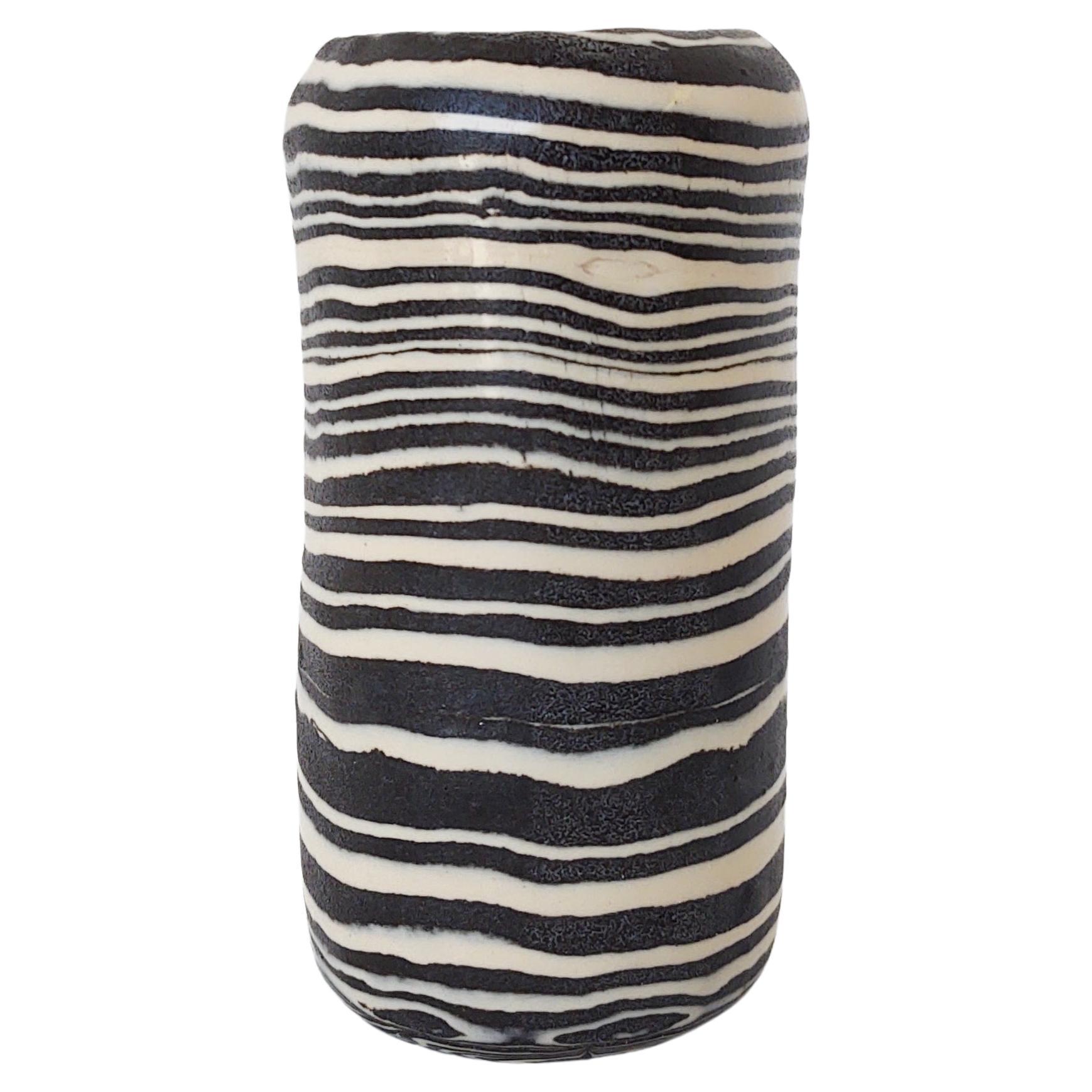 Vase en céramique Nerikomi 'Zebra' rayé noir et blanc fait à la main par Fizzy Ceramics