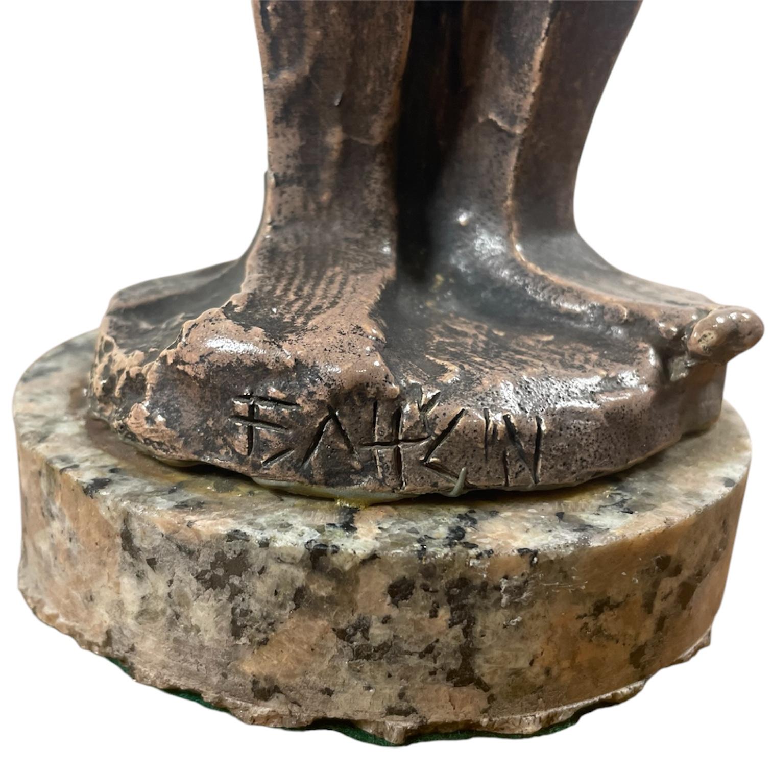 Scultura in ceramica, realizzata a mano con una base in marmo simile al granito. In buone condizioni.