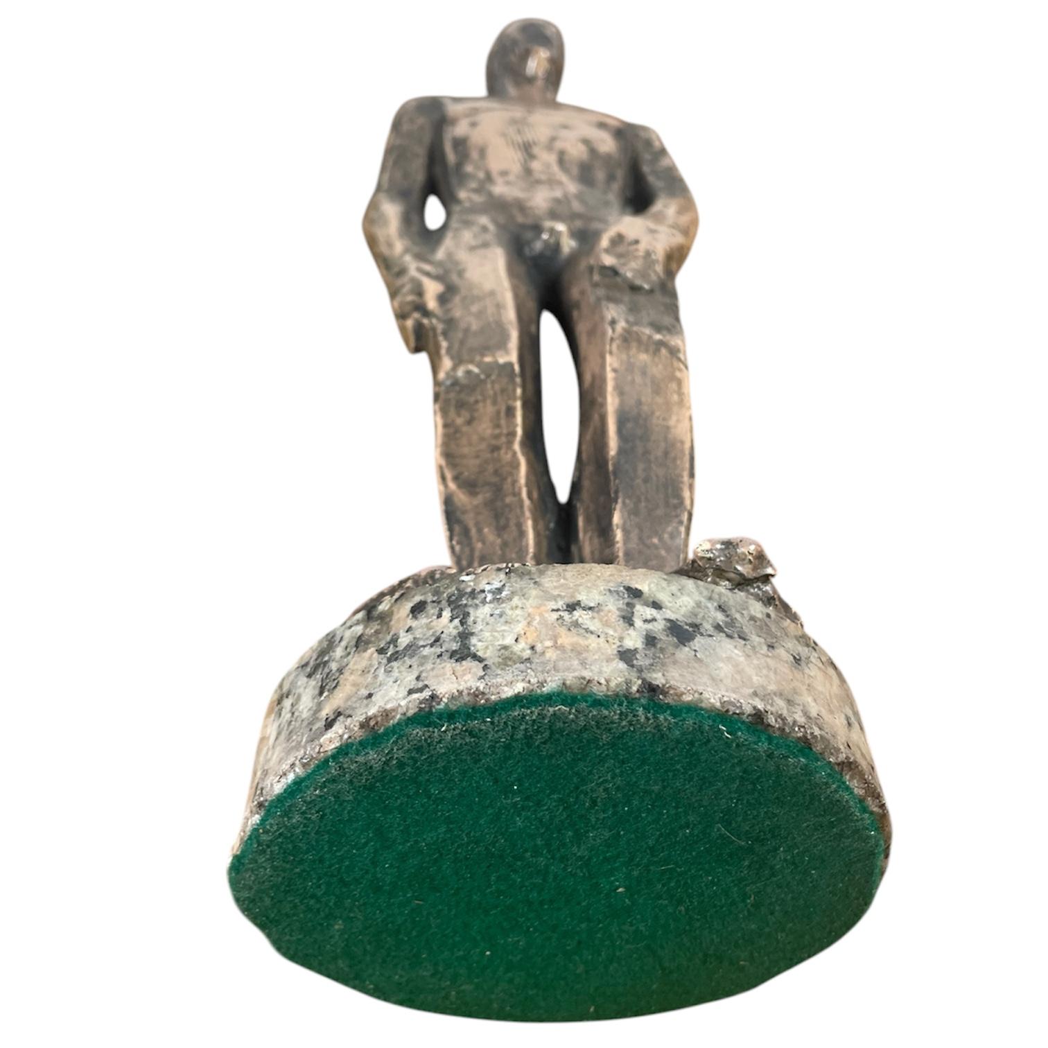 Argentino Scultura di uomo nudo in ceramica fatta a mano in vendita