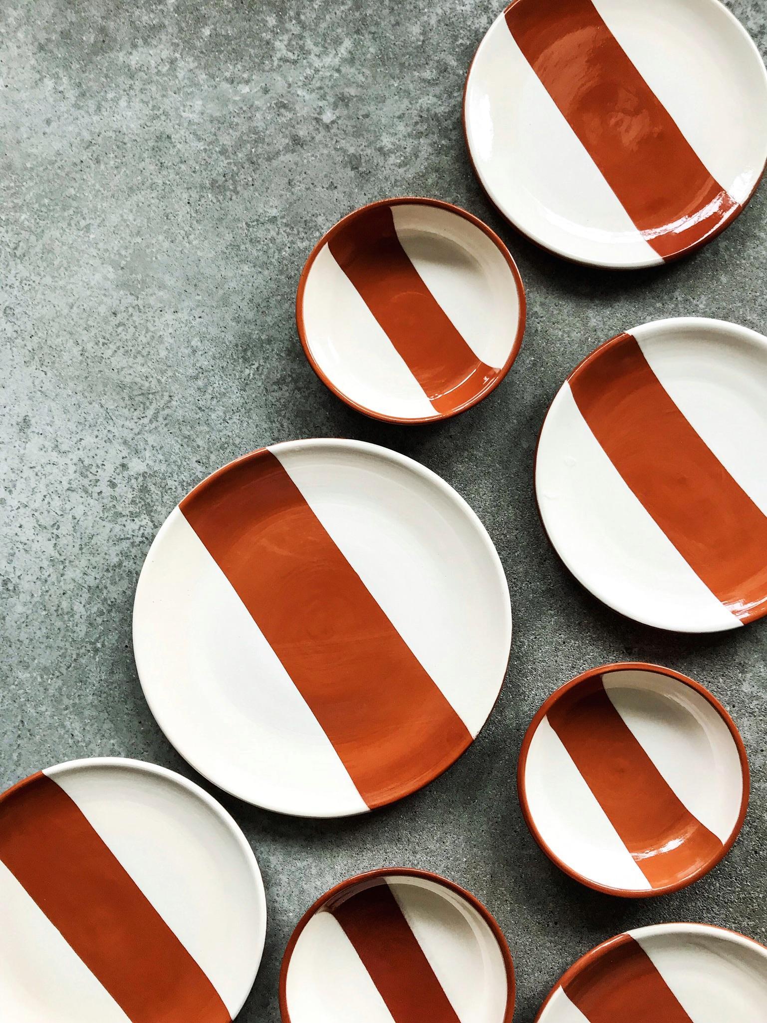 Cuenco rectangular de cerámica hecha a mano en terracota y blanco, en stock en Nuevo estado para la venta en West Hollywood, CA