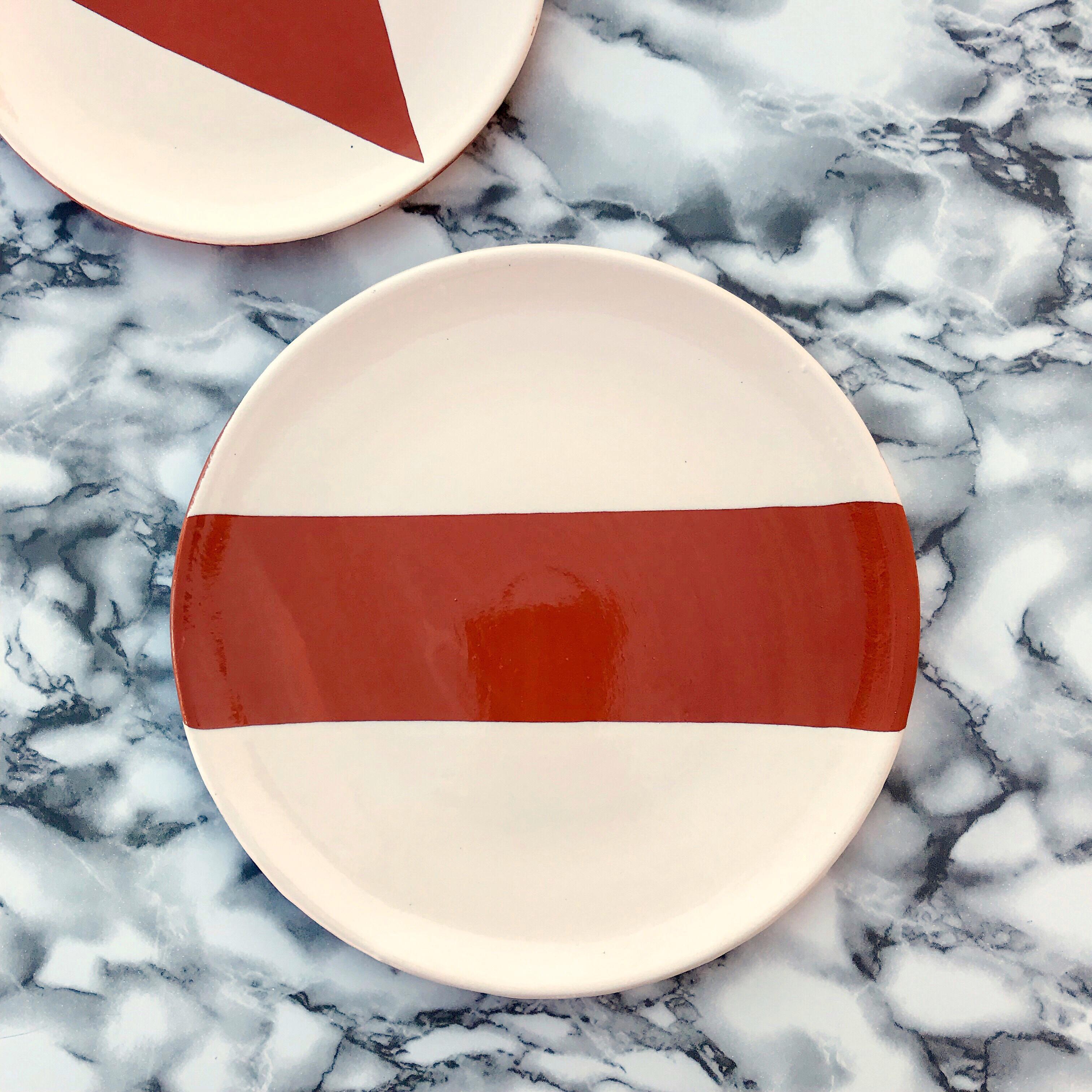 Handgefertigter rechteckiger Salatteller aus Keramik in Terrakotta und Weiß, auf Lager im Angebot 1