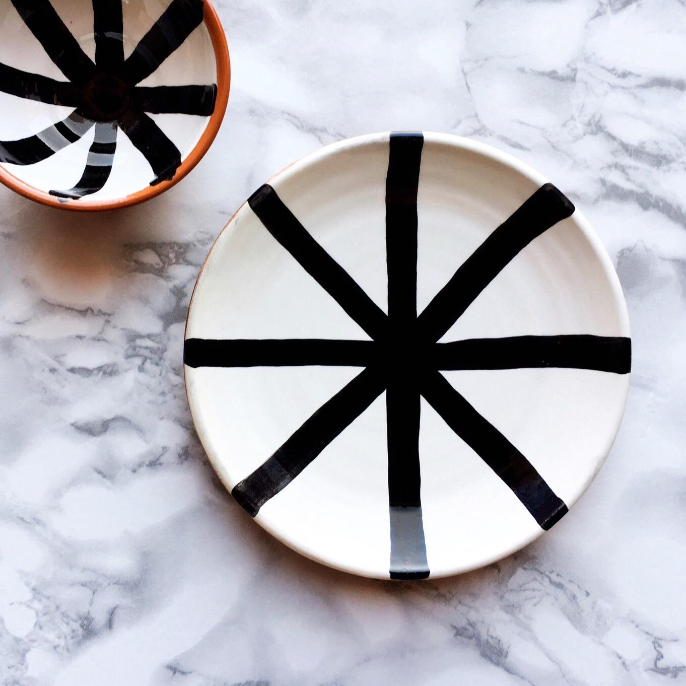 Handgefertigter Essteller aus Keramik in Segmentform mit grafischem Schwarz-Weiß-Design (Portugiesisch) im Angebot