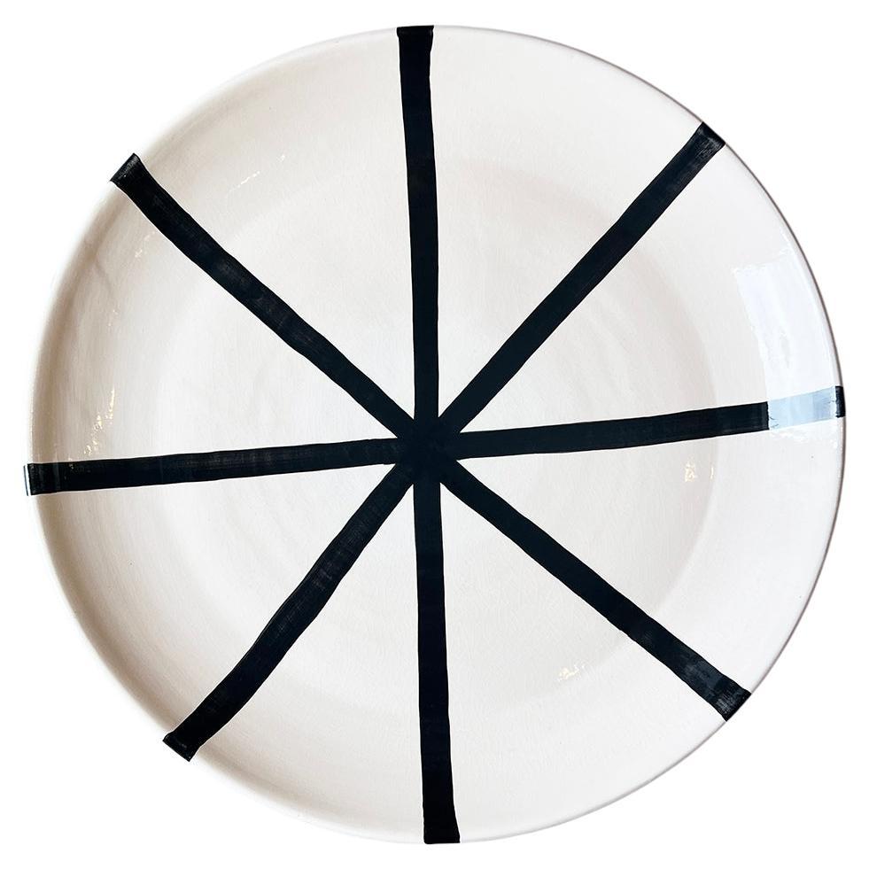 Handgefertigte Keramik- Segment-Platte mit grafischem Schwarz-Weiß-Design, auf Lager im Angebot