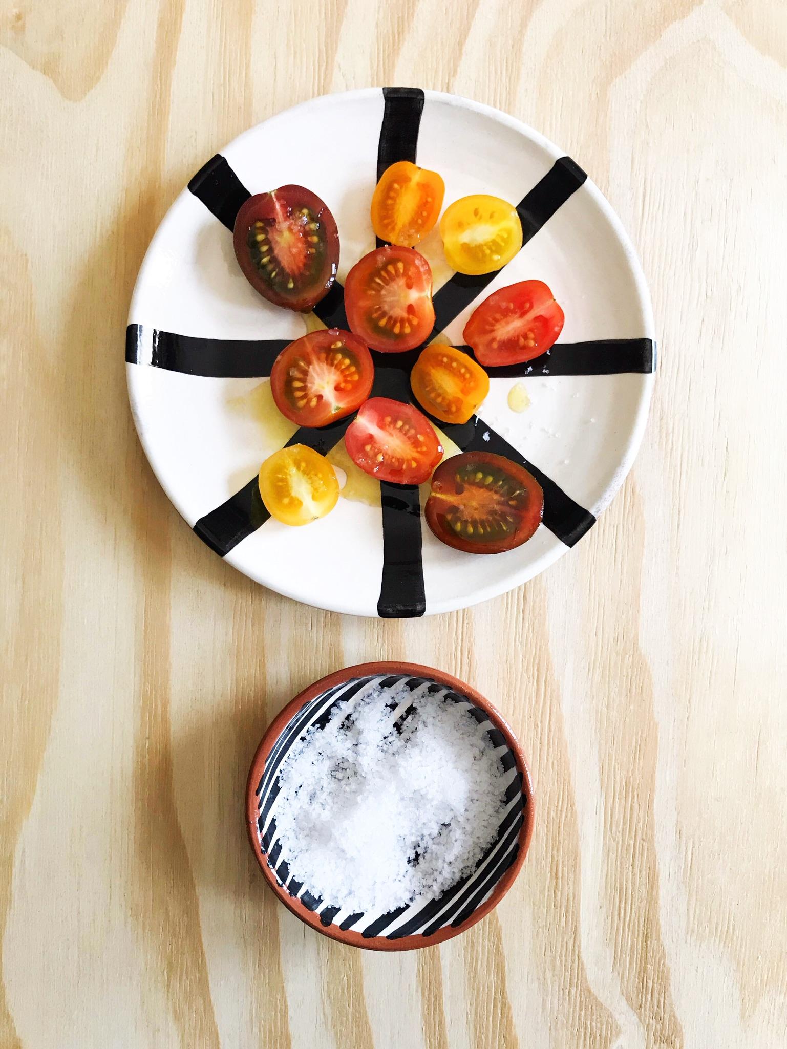 XXIe siècle et contemporain Assiette à salade à segments en céramique faite à la main avec motif graphique en noir et blanc, en stock en vente
