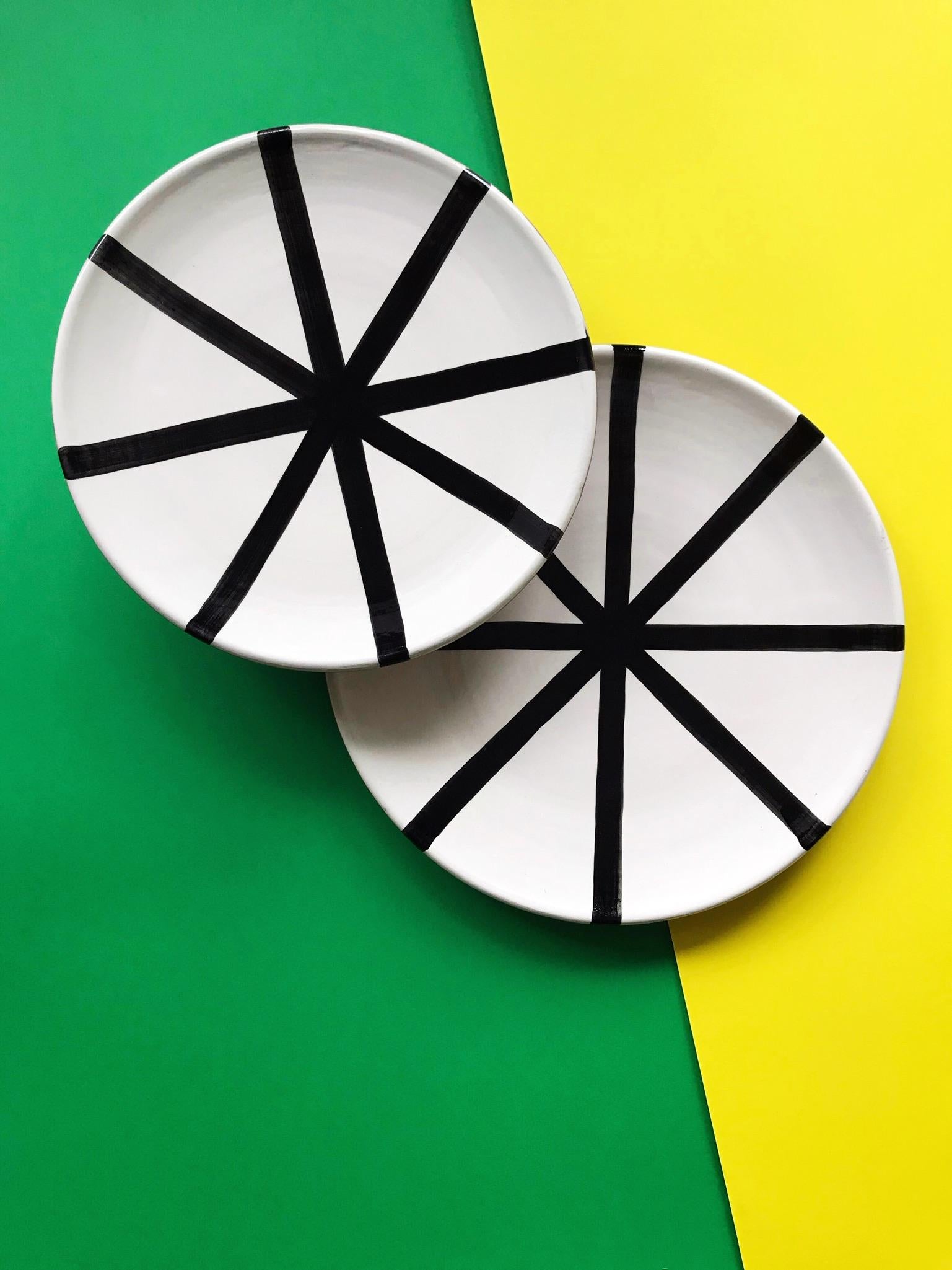 Handgefertigter Keramik-Salatteller in Segmentform mit grafischem Schwarz-Weiß-Design, auf Lager im Angebot 2