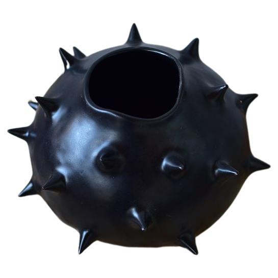Handgefertigte schwarze runde Keramikvase mit Spikes