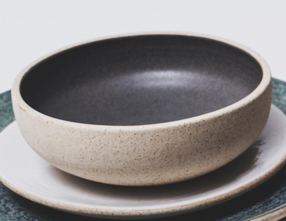 Assiette à dîner en céramique grès grise faite à la main, en stock Neuf - En vente à West Hollywood, CA
