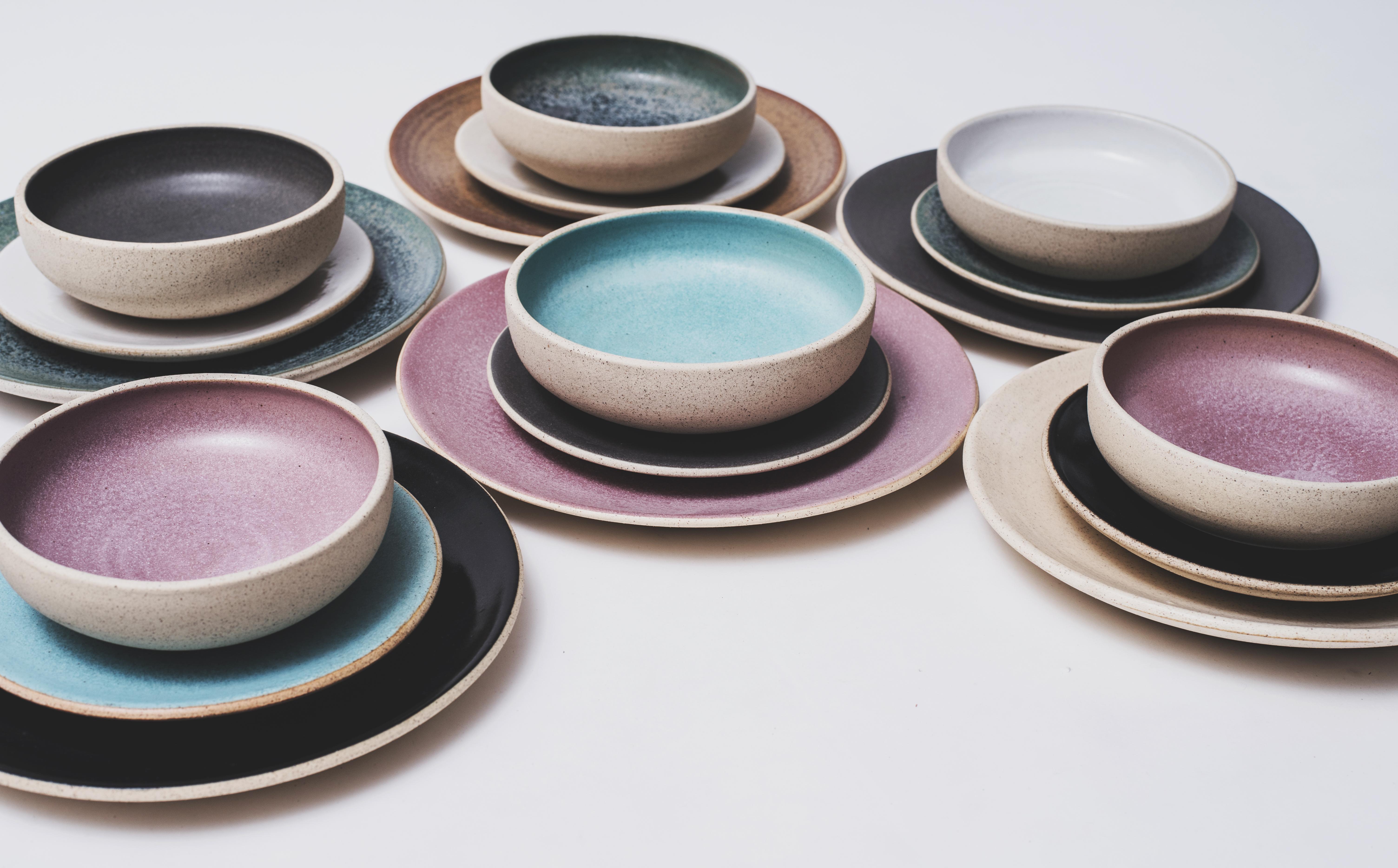 Poterie Assiette à dîner en céramique grès grise faite à la main, en stock en vente