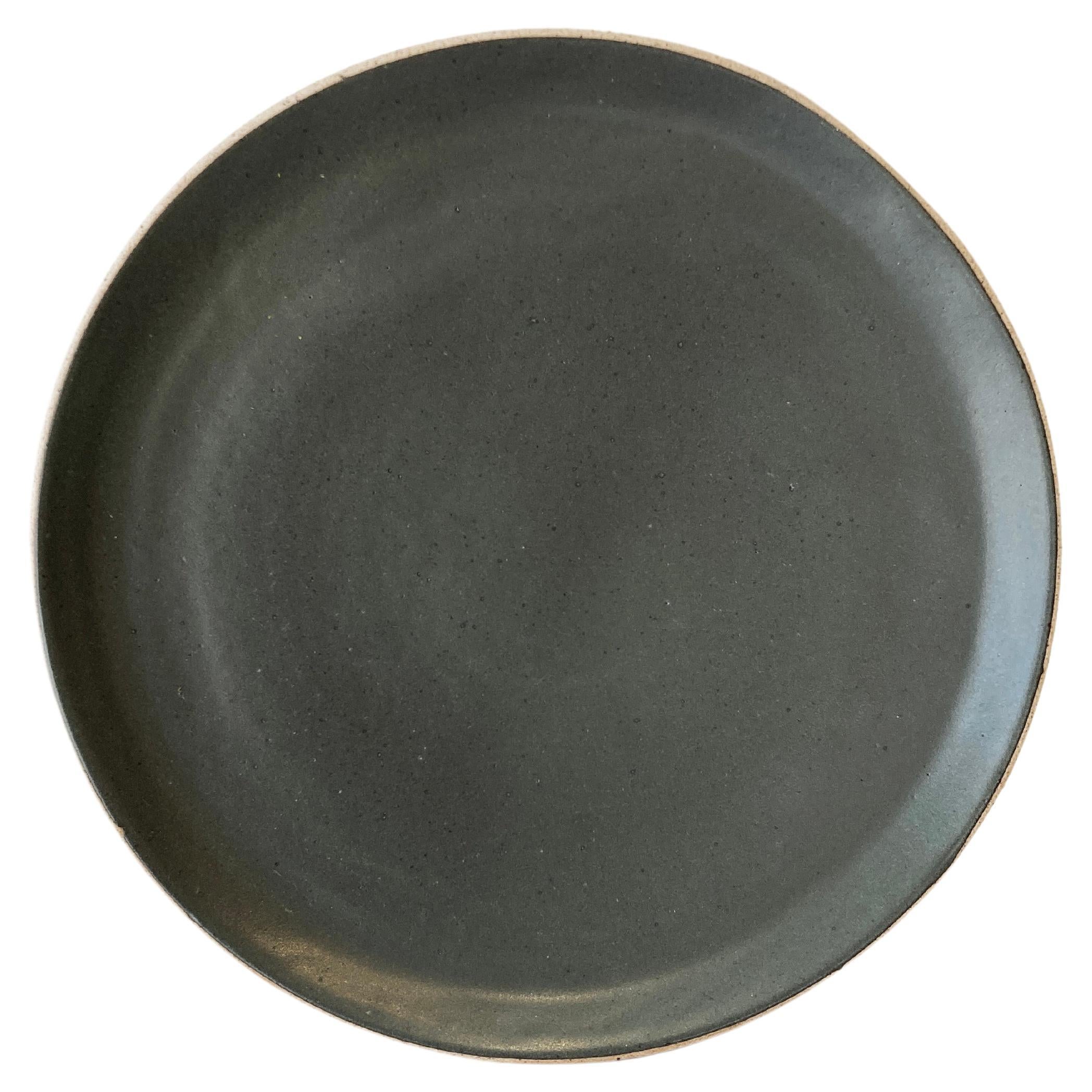 Plato llano de cerámica de gres hecho a mano en gris, en stock
